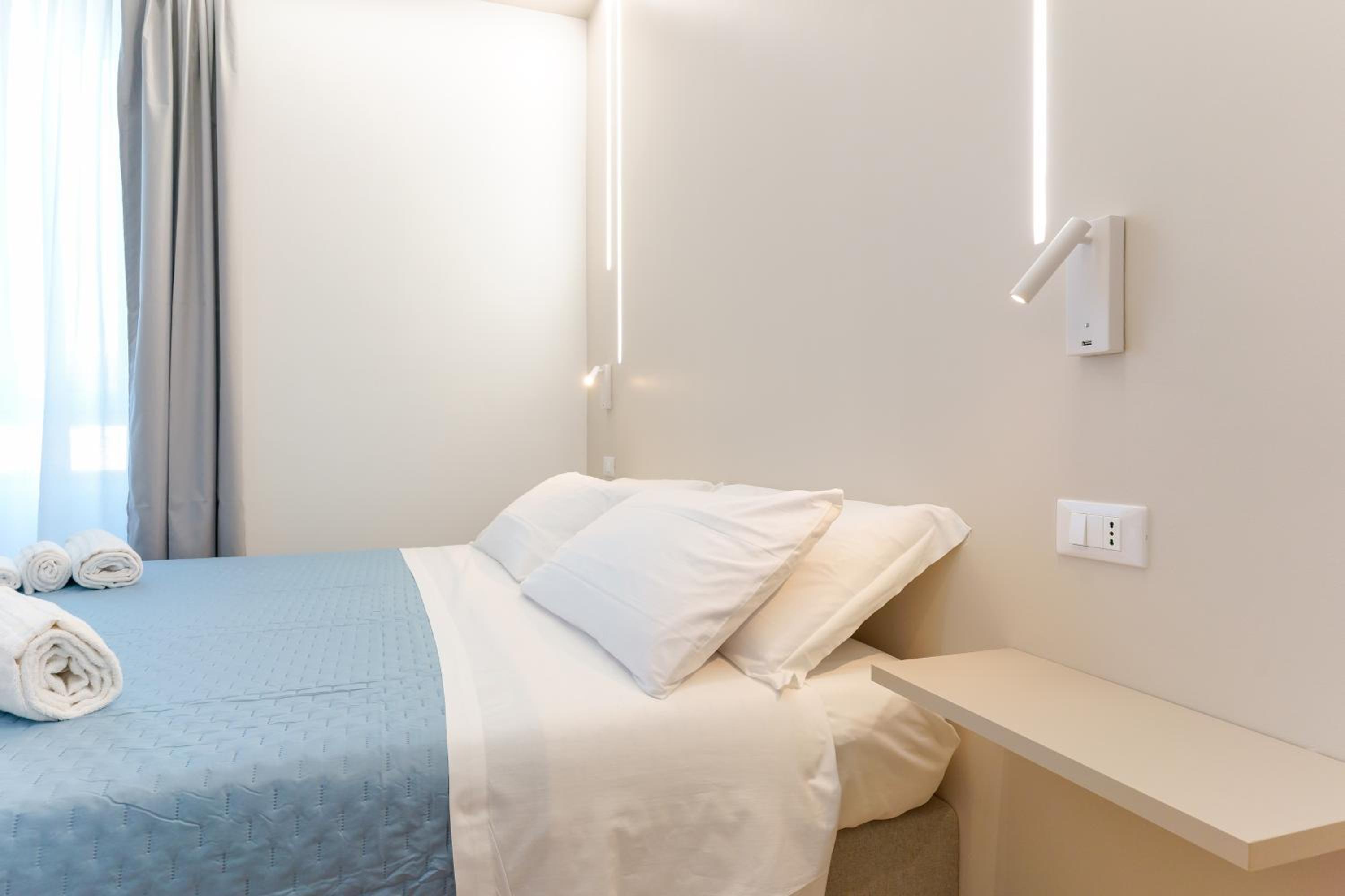 Deluxe King Room - Photo 4