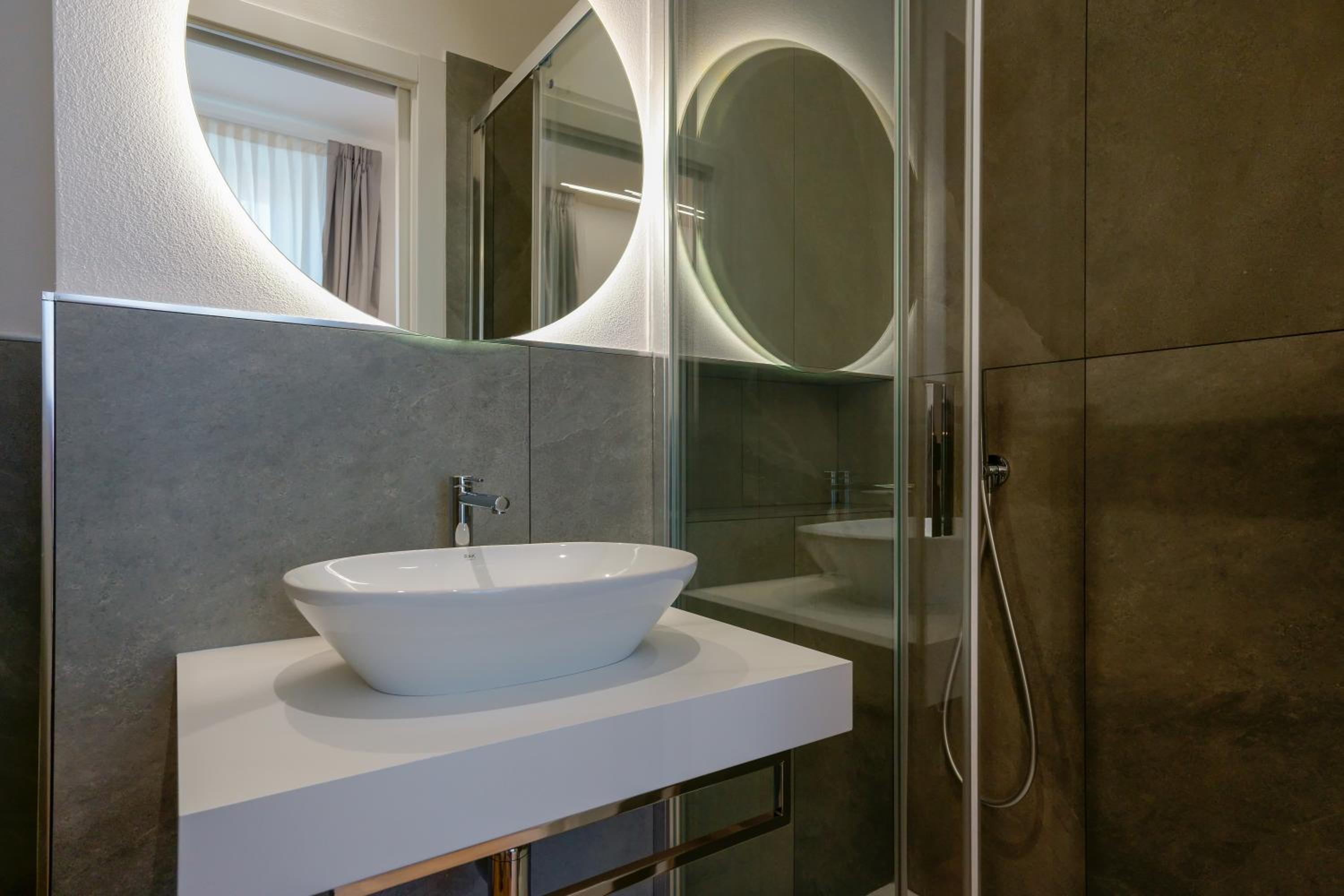 Deluxe King Room - Photo 15