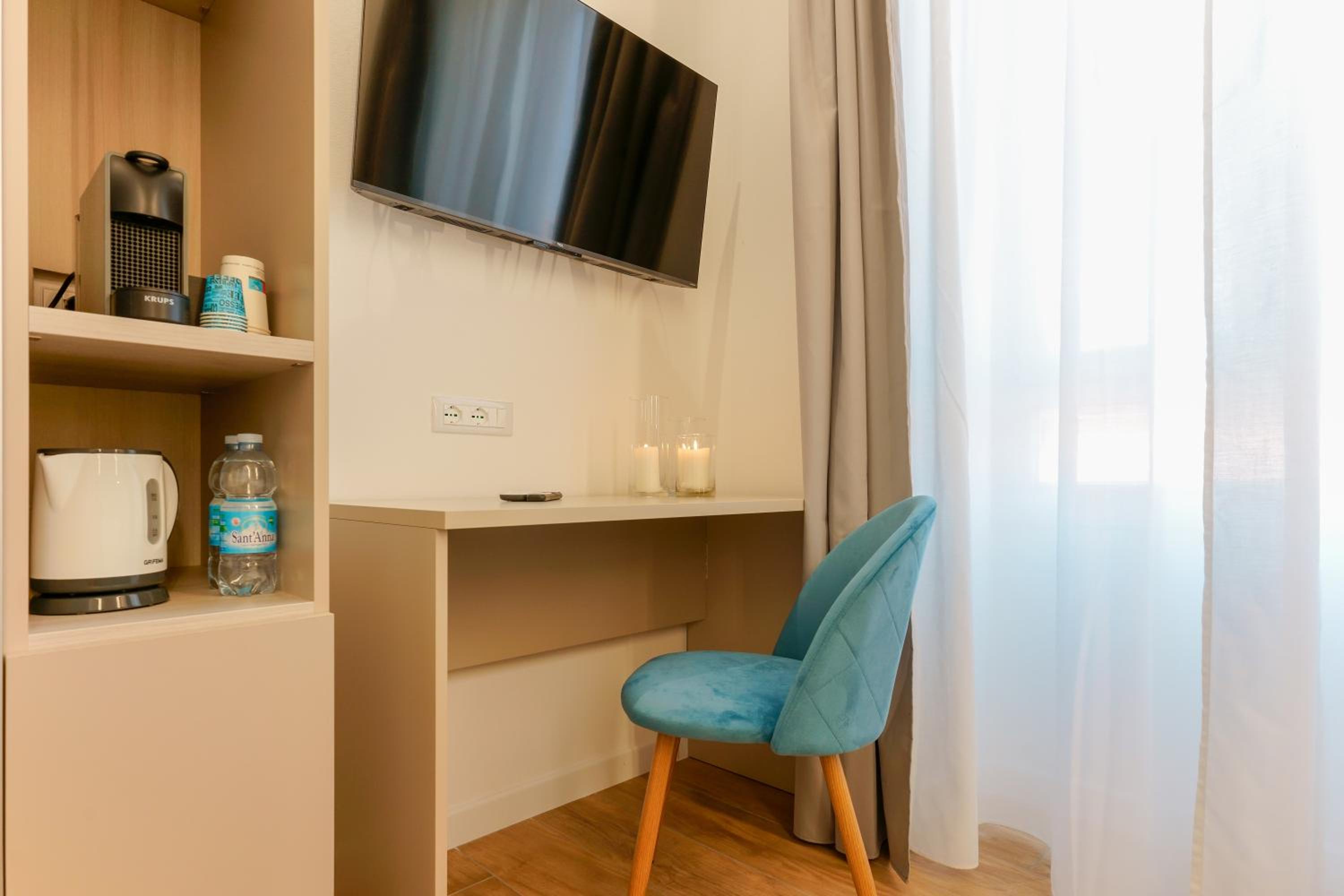 Deluxe King Room - Photo 8