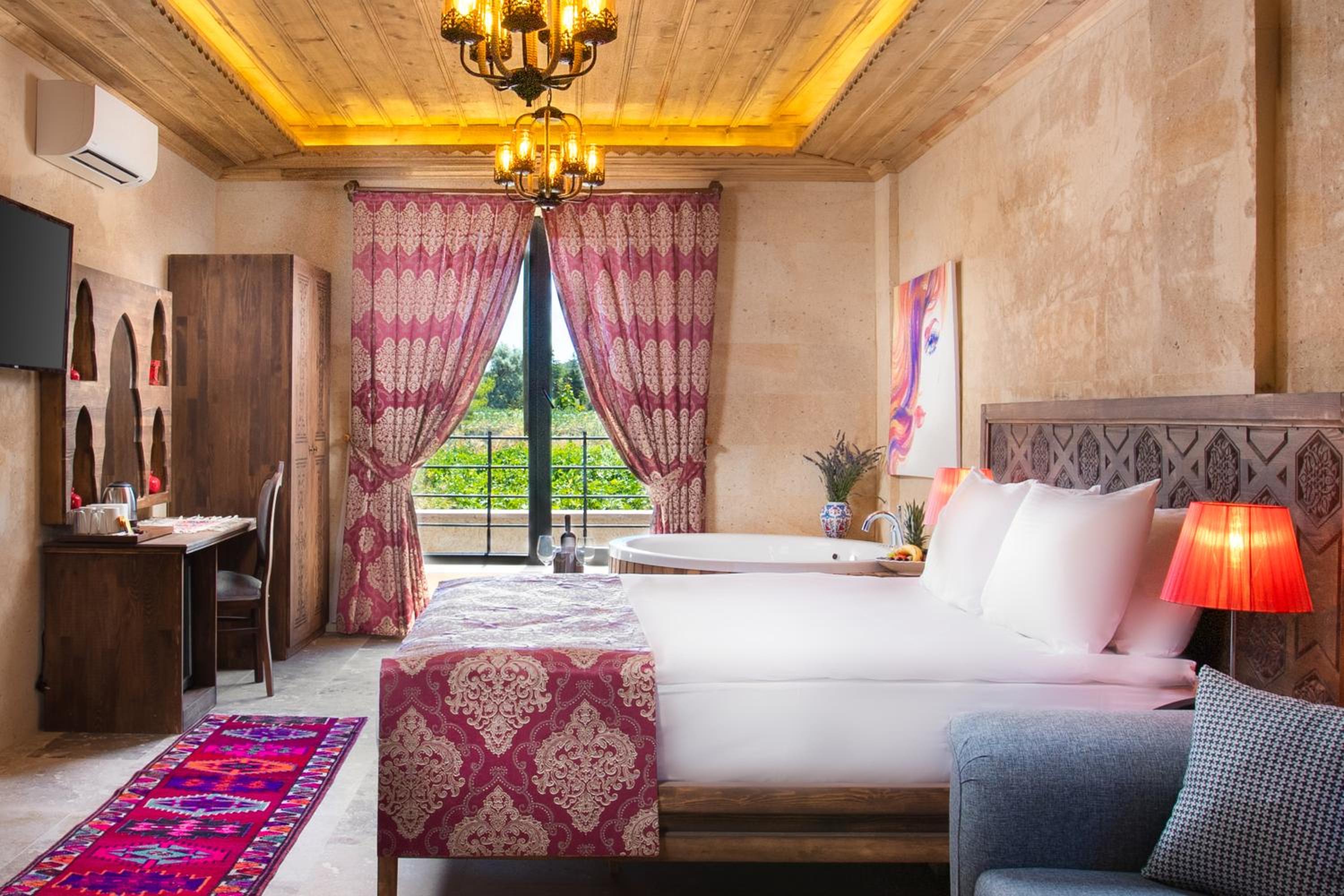 Deluxe Suite with Balcony - Photo 20