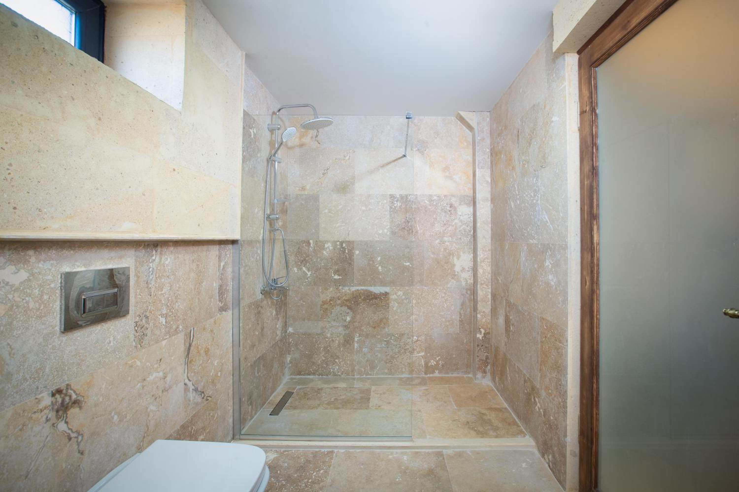 Deluxe Suite with Balcony - Photo 19