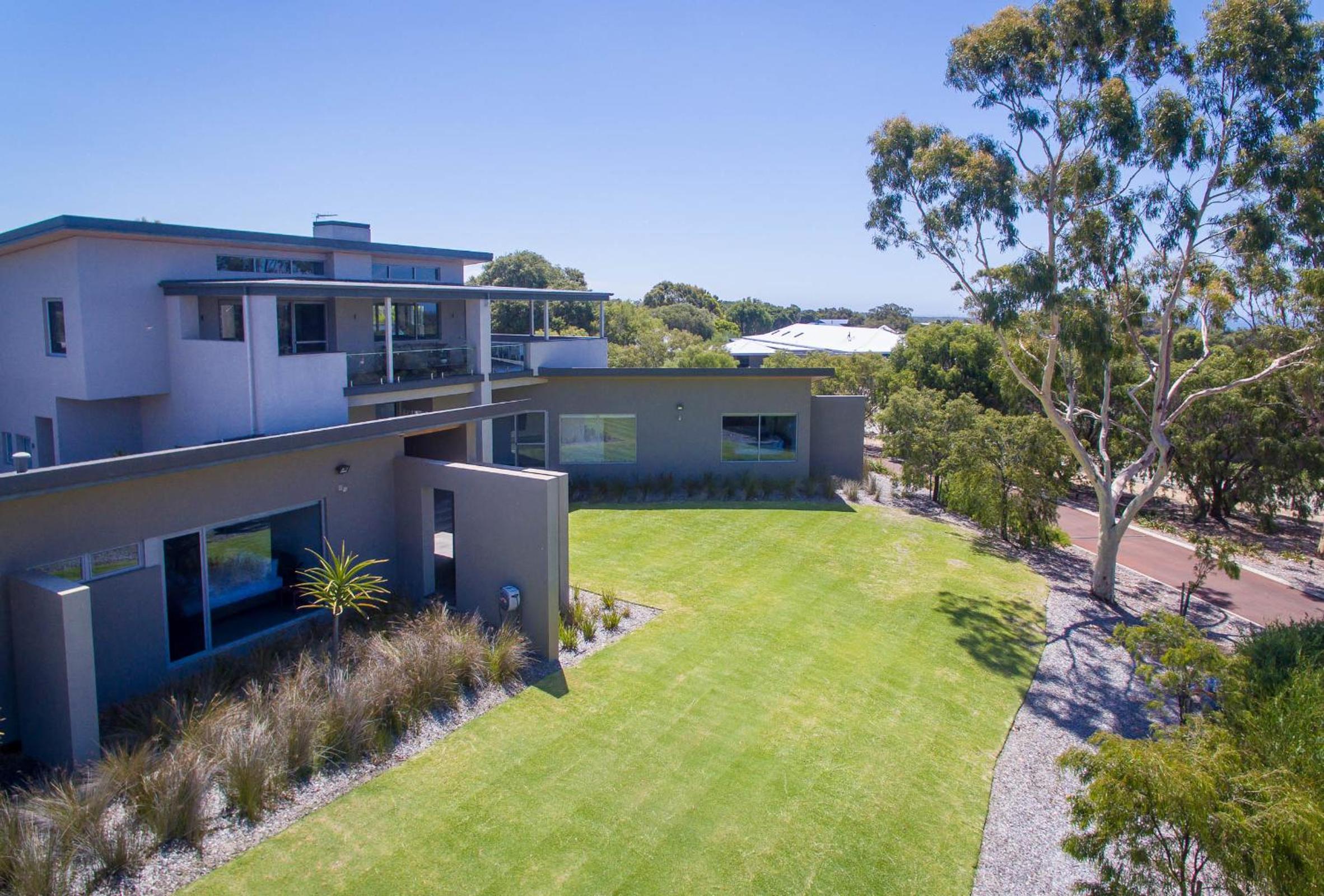 Four-Bedroom House photo 2