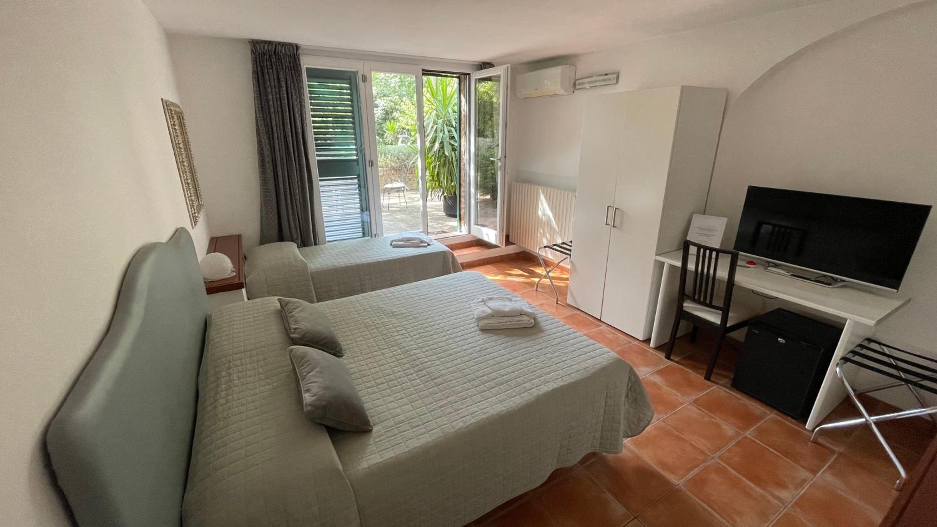 Large Double or Twin Room photo 2
