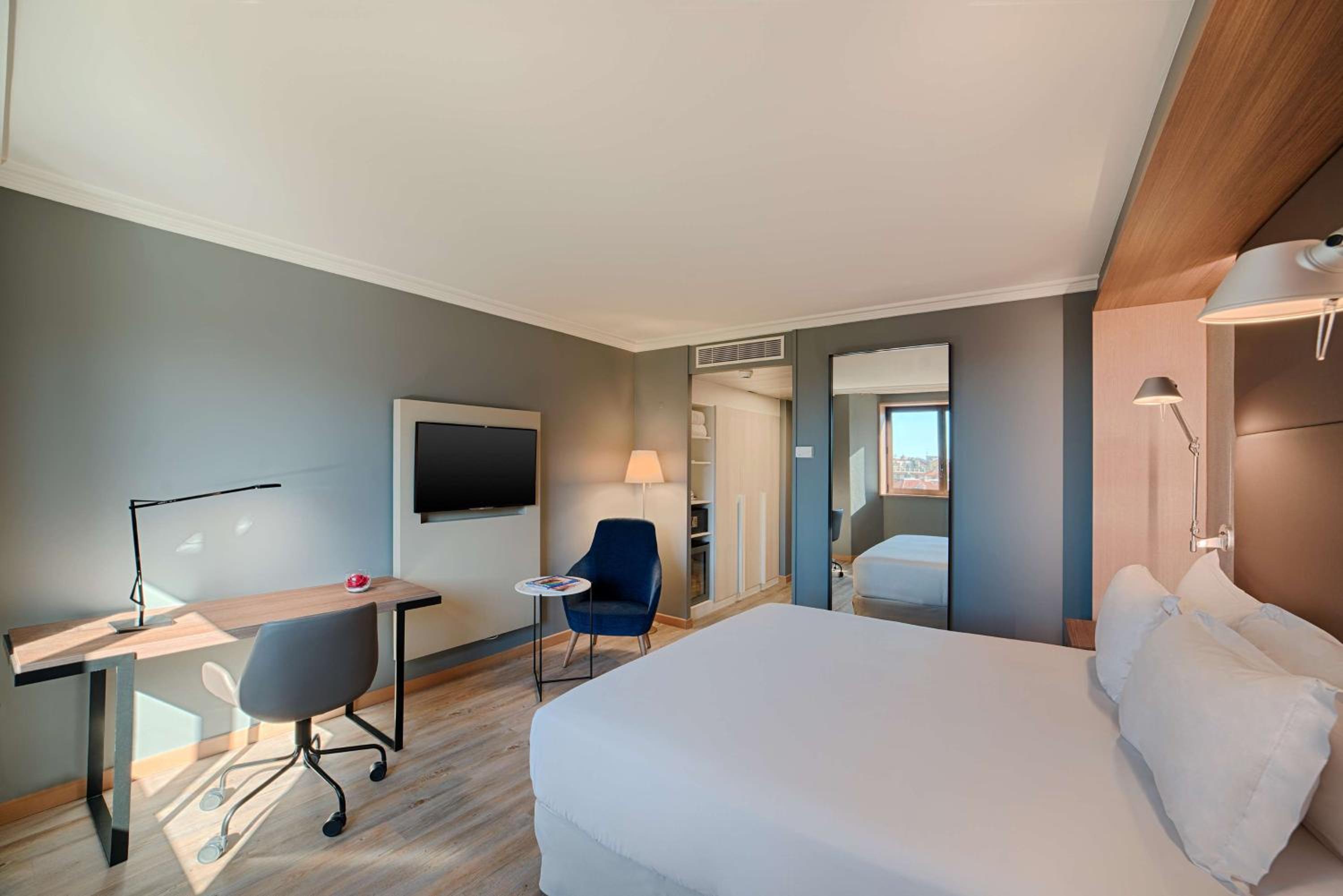Superior Double or Twin Room thumbnail 6