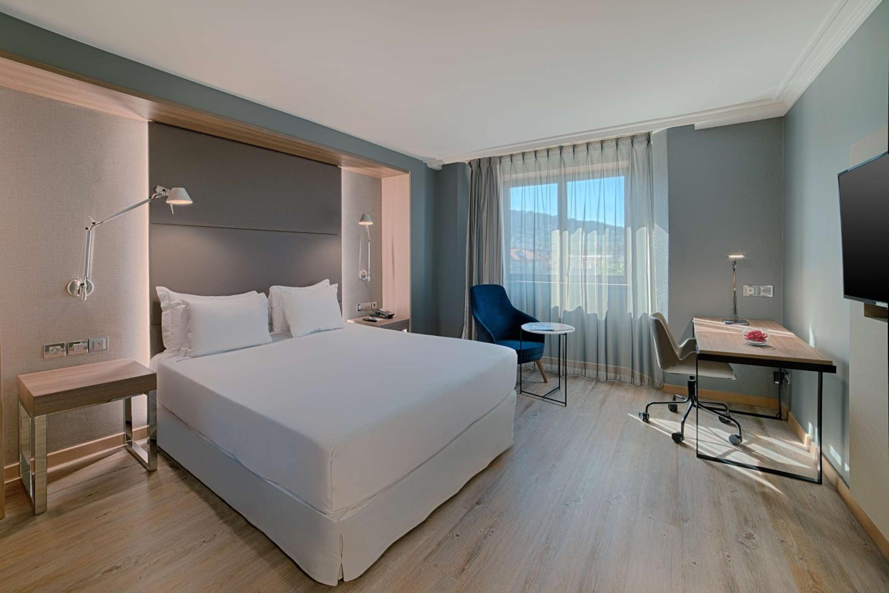 Family Connecting Room with Extra Bed (4 Adults + 1 Child)