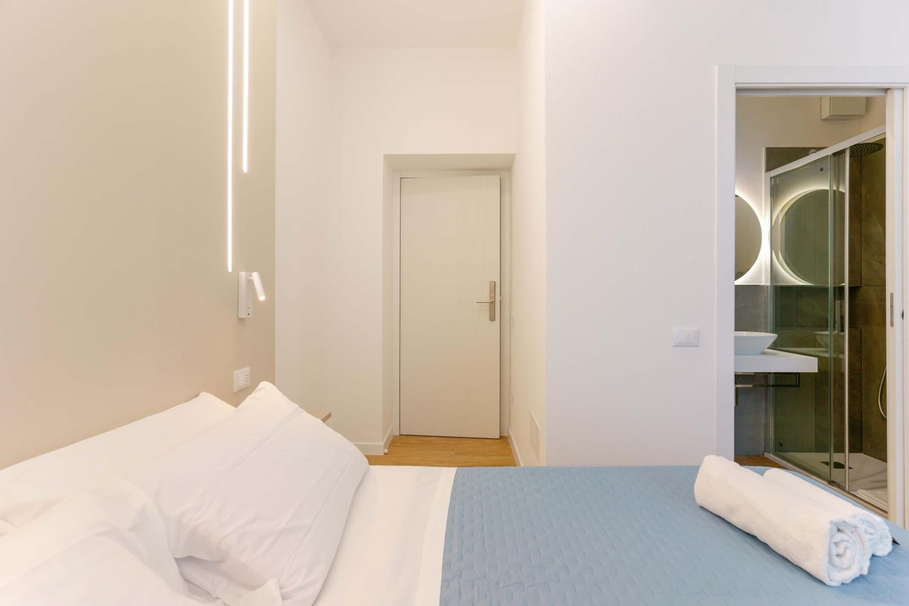 Deluxe King Room - Photo 16