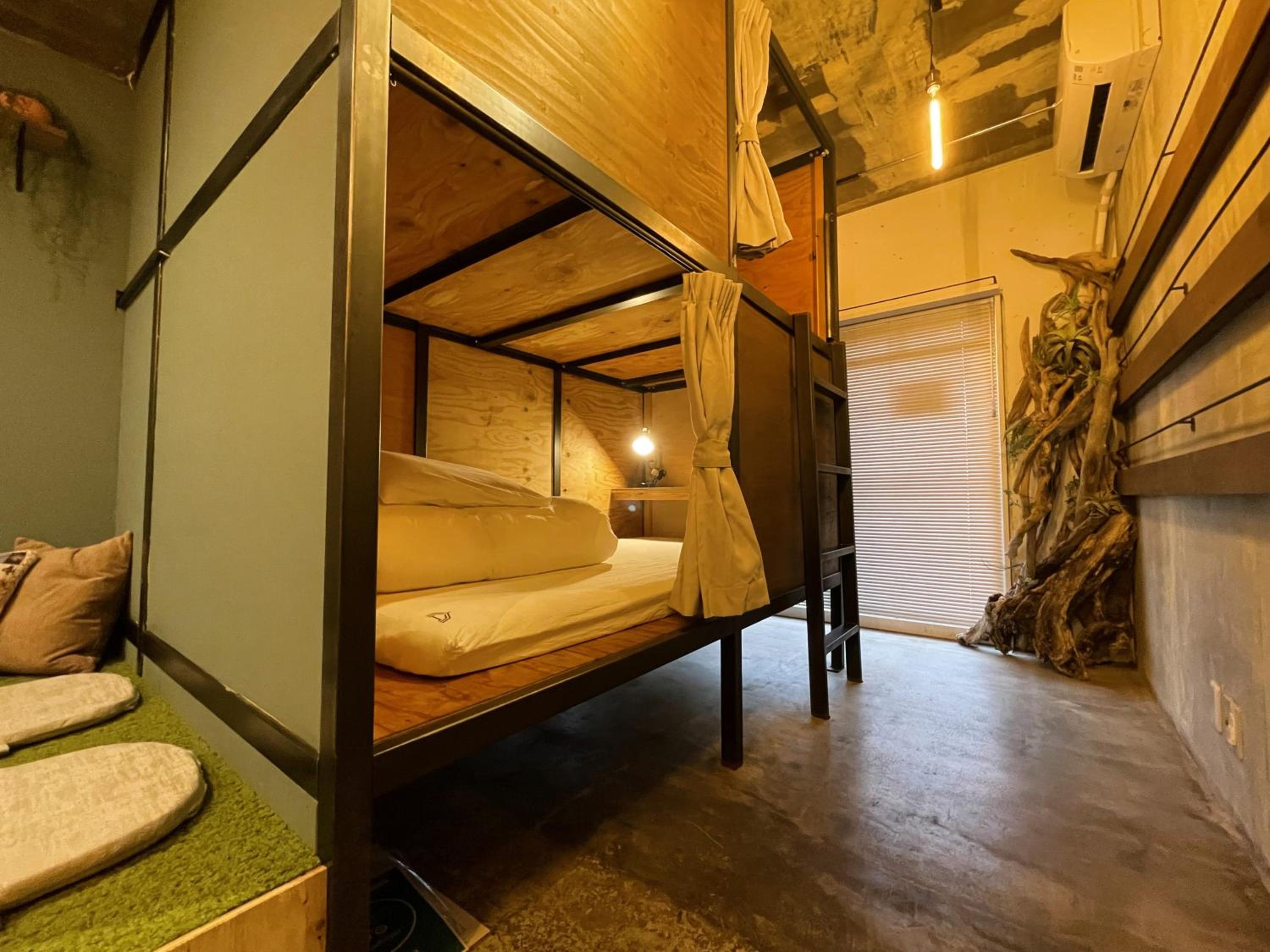 8-Bed Dormitry Room with Dining Area