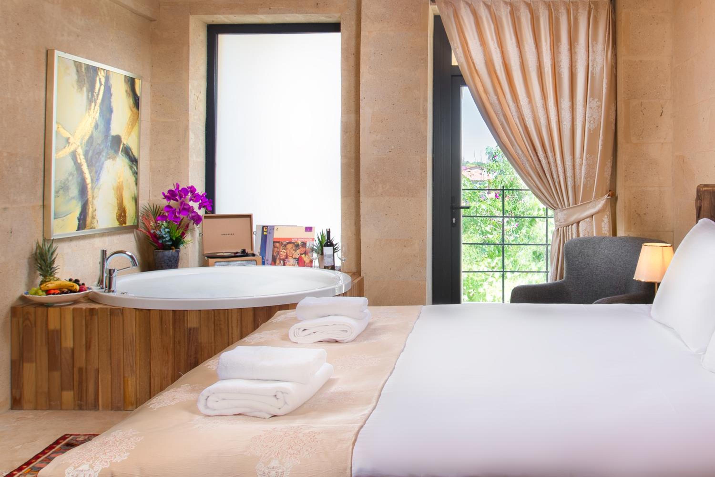 Deluxe Suite with Balcony - Photo 10