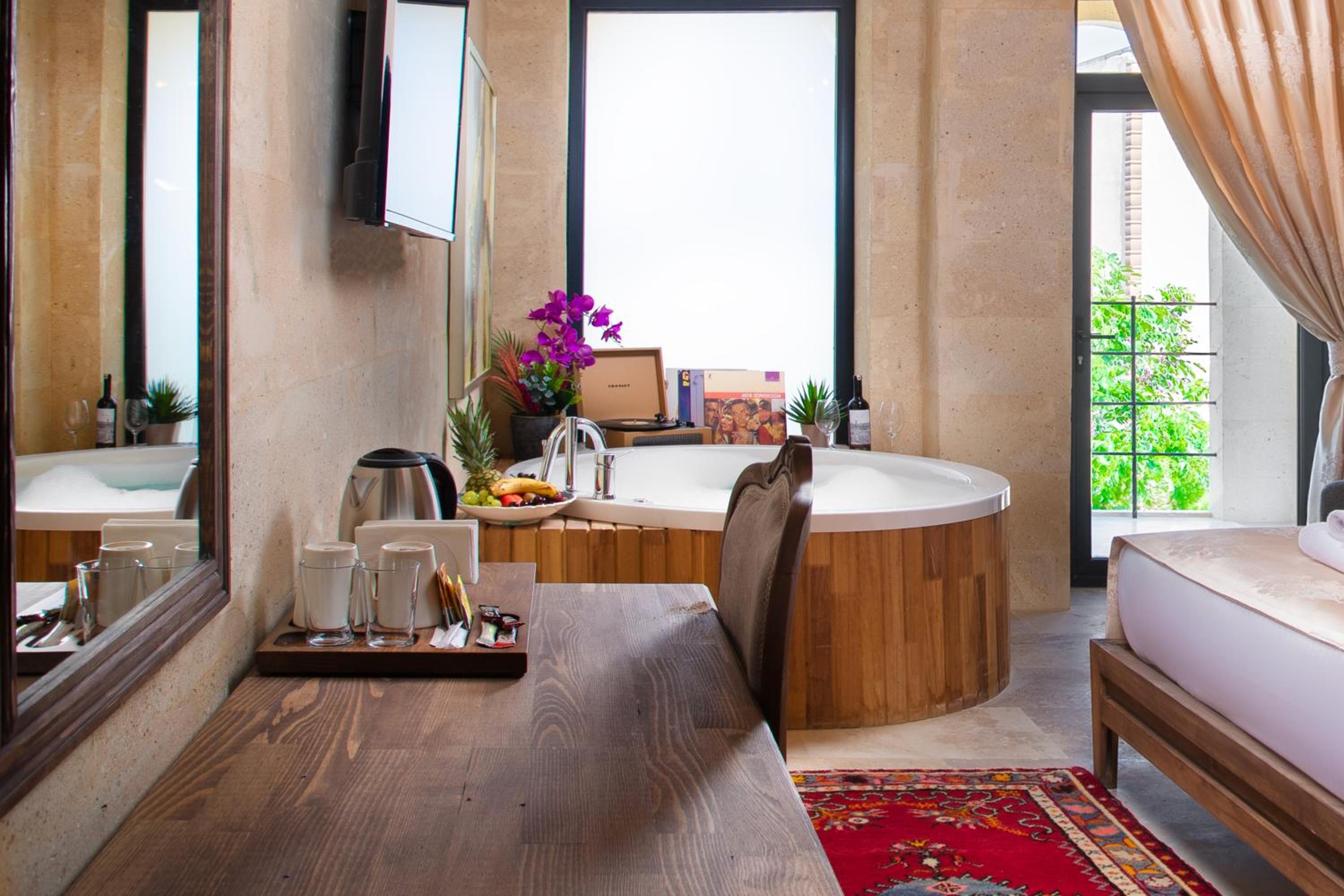 Deluxe Suite with Balcony - Photo 9
