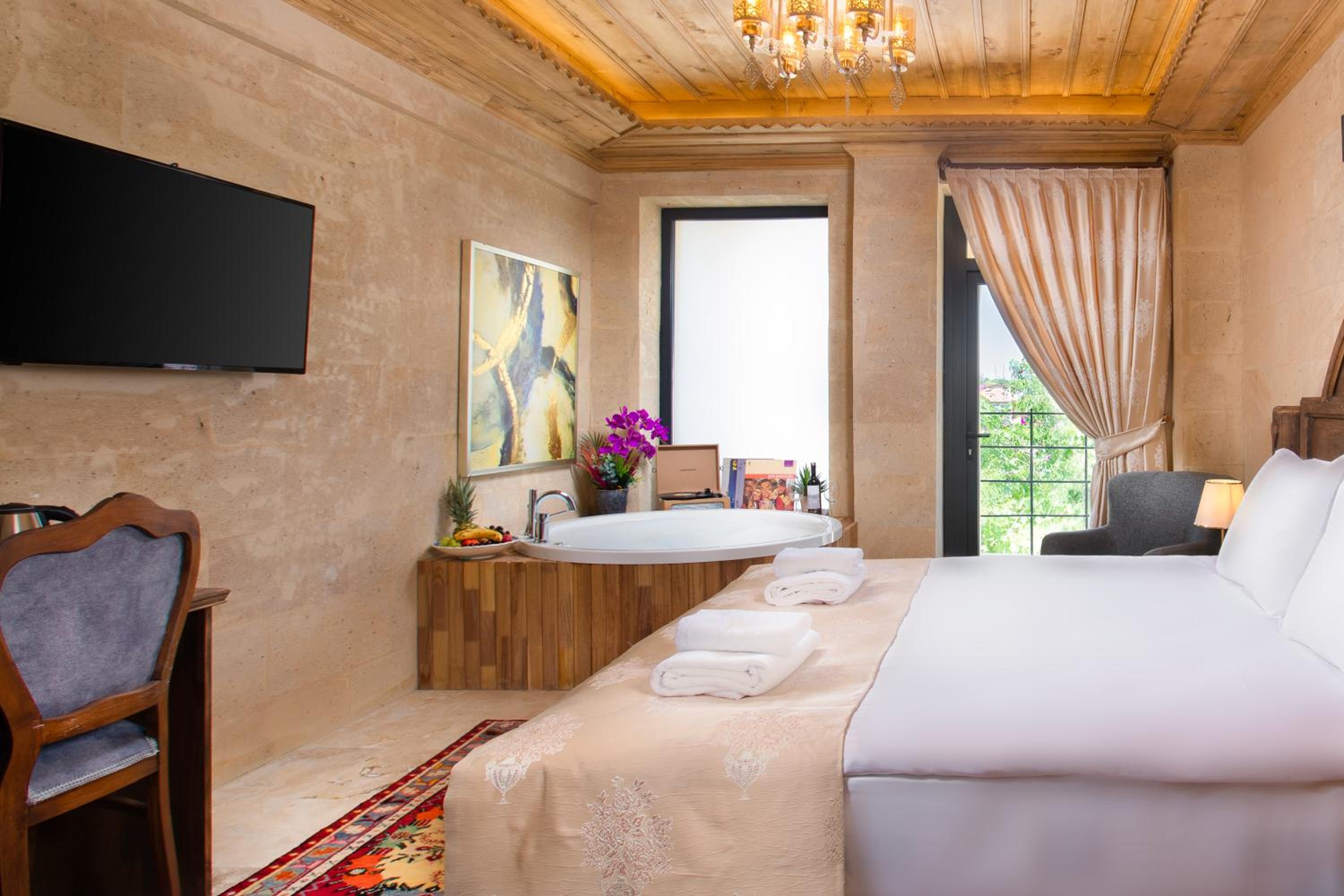 Deluxe Suite with Balcony - Photo 8