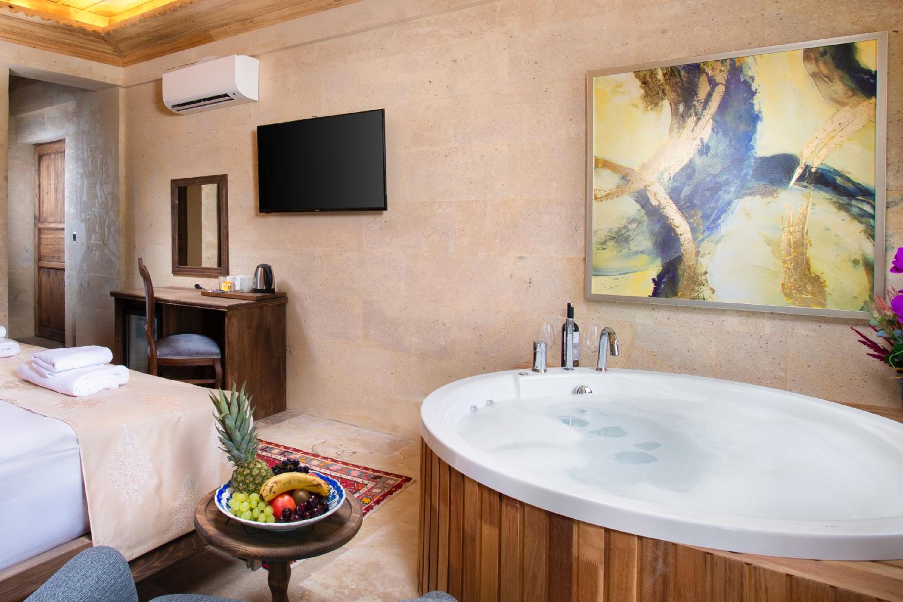 Deluxe Suite with Balcony - Photo 5