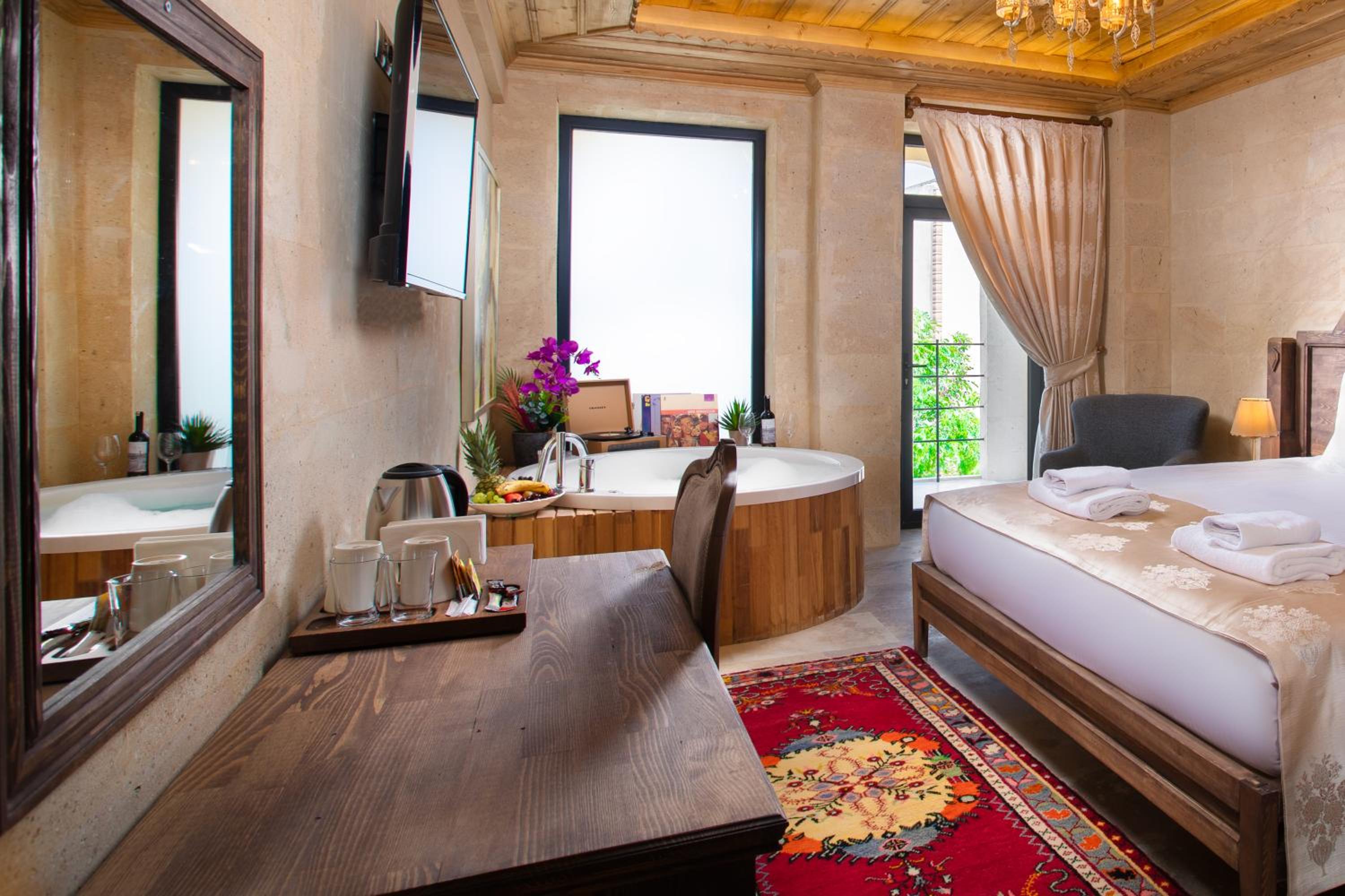 Deluxe Suite with Balcony - Photo 6