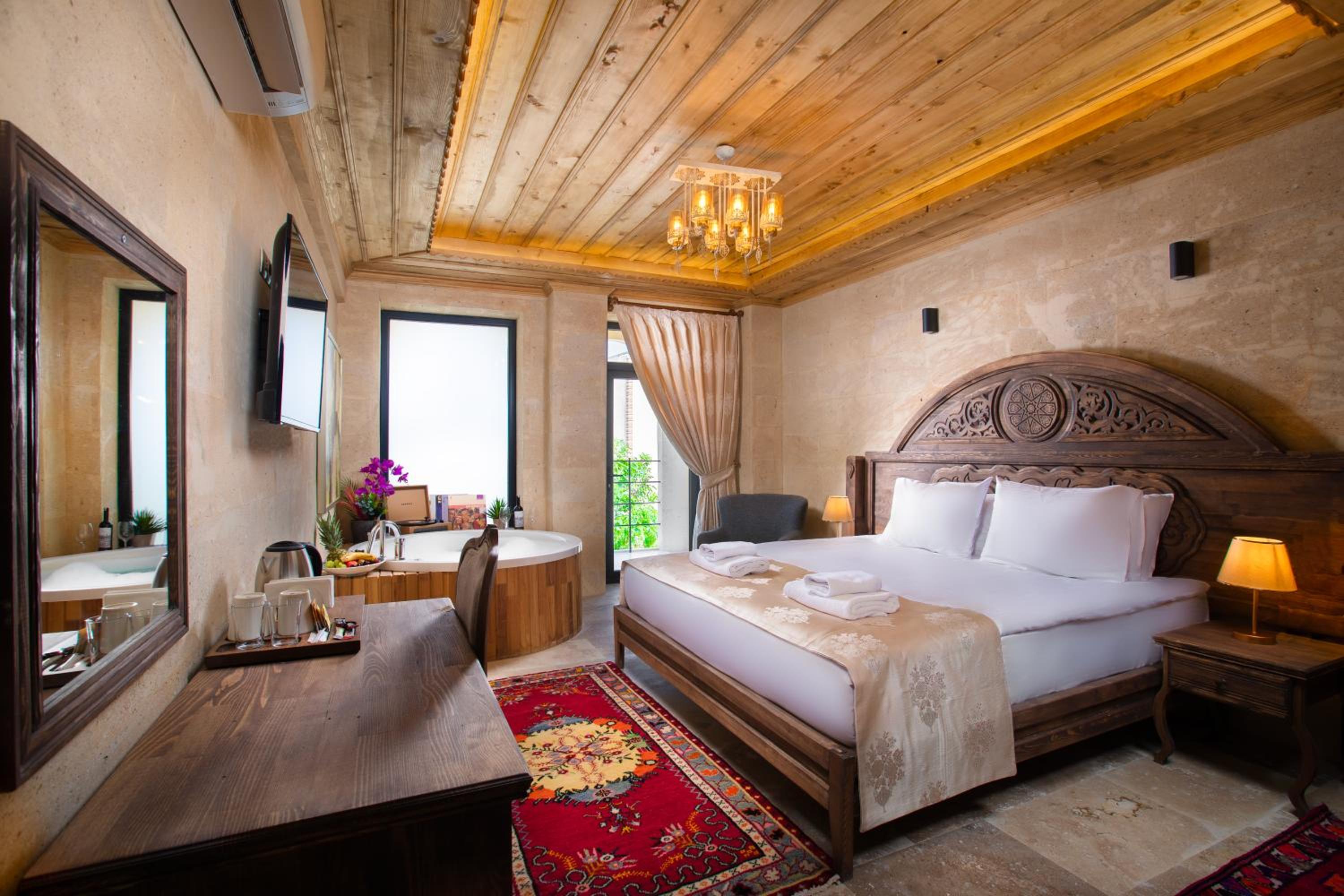 Deluxe Suite with Balcony - Photo 22