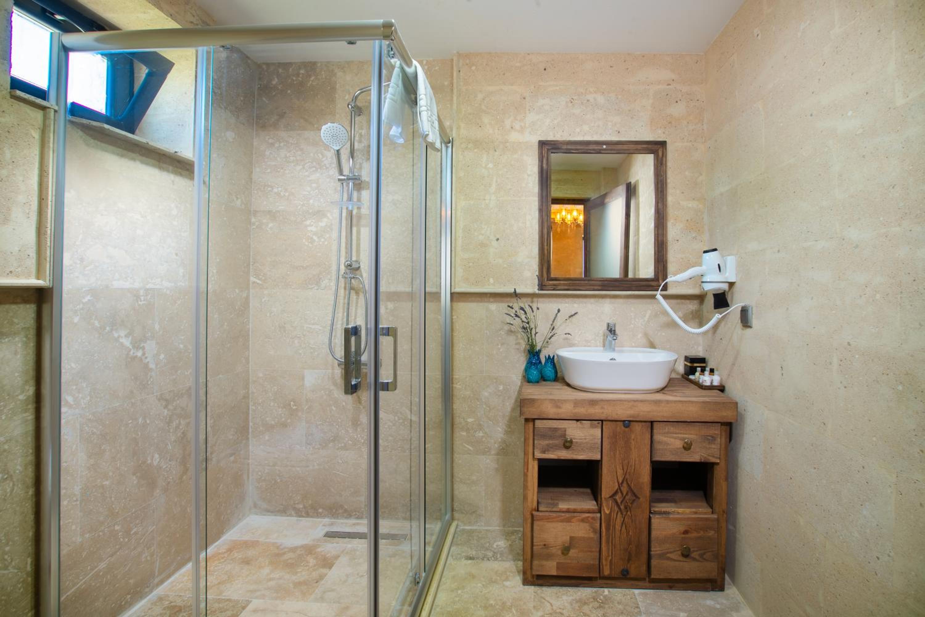 Deluxe Suite with Balcony - Photo 3
