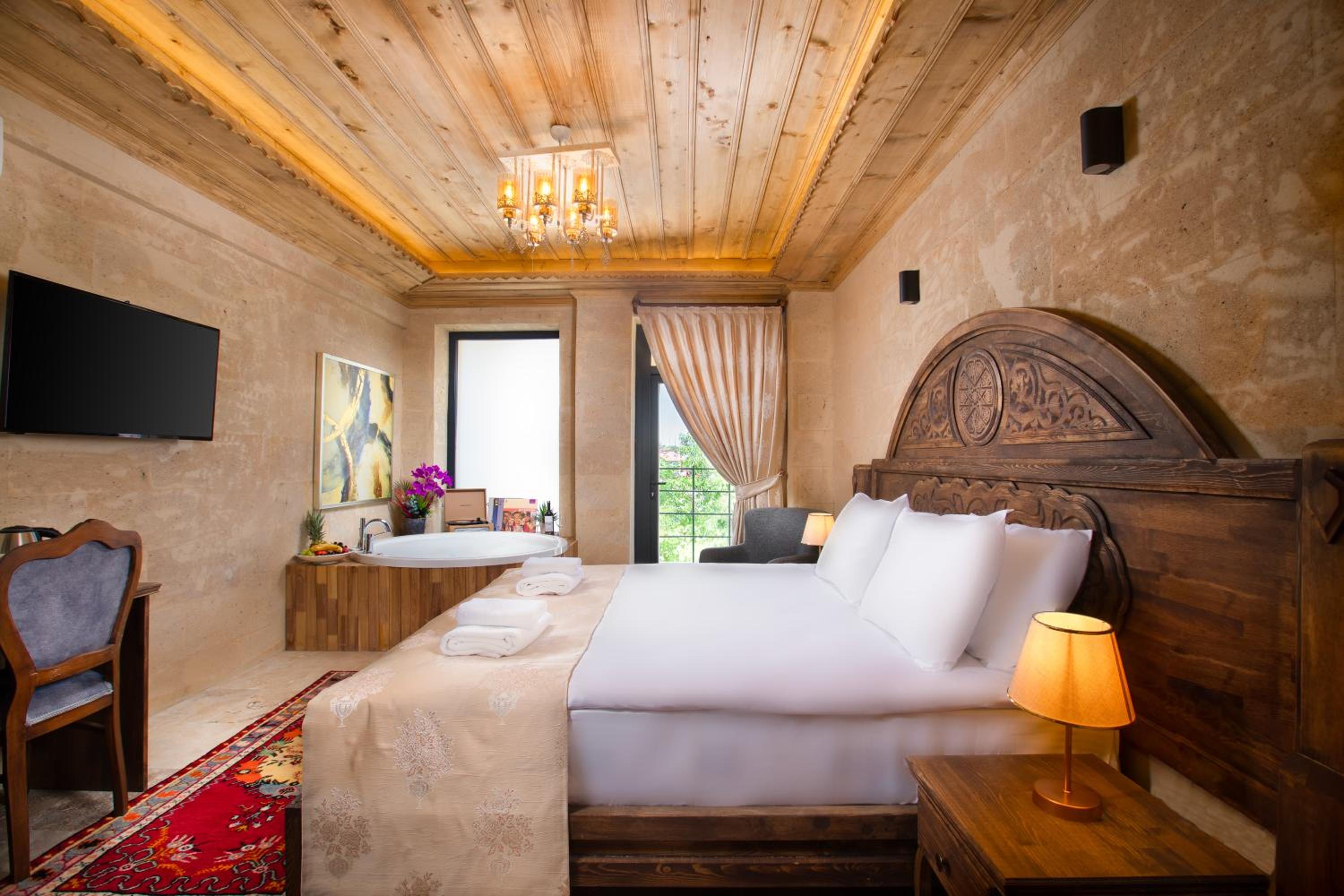 Deluxe Suite with Balcony - Photo 4
