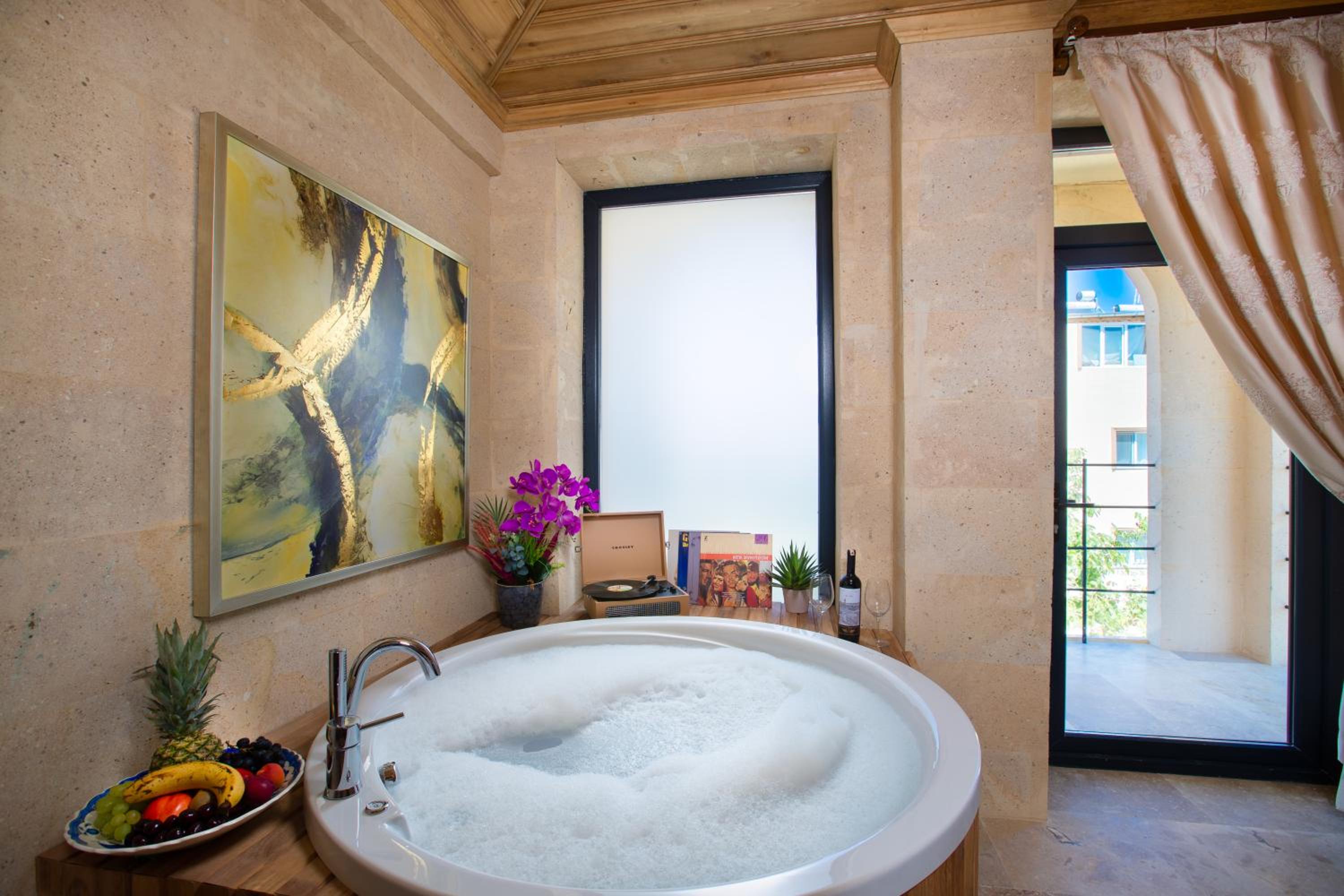Deluxe Suite with Balcony - Photo 16