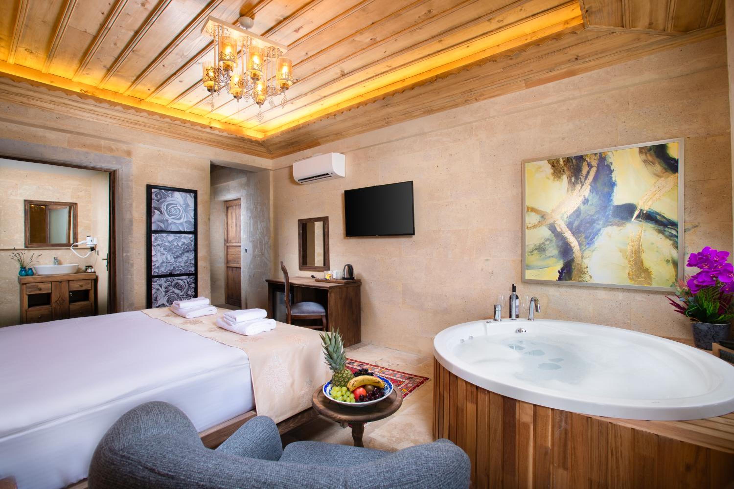 Deluxe Suite with Balcony - Photo 14
