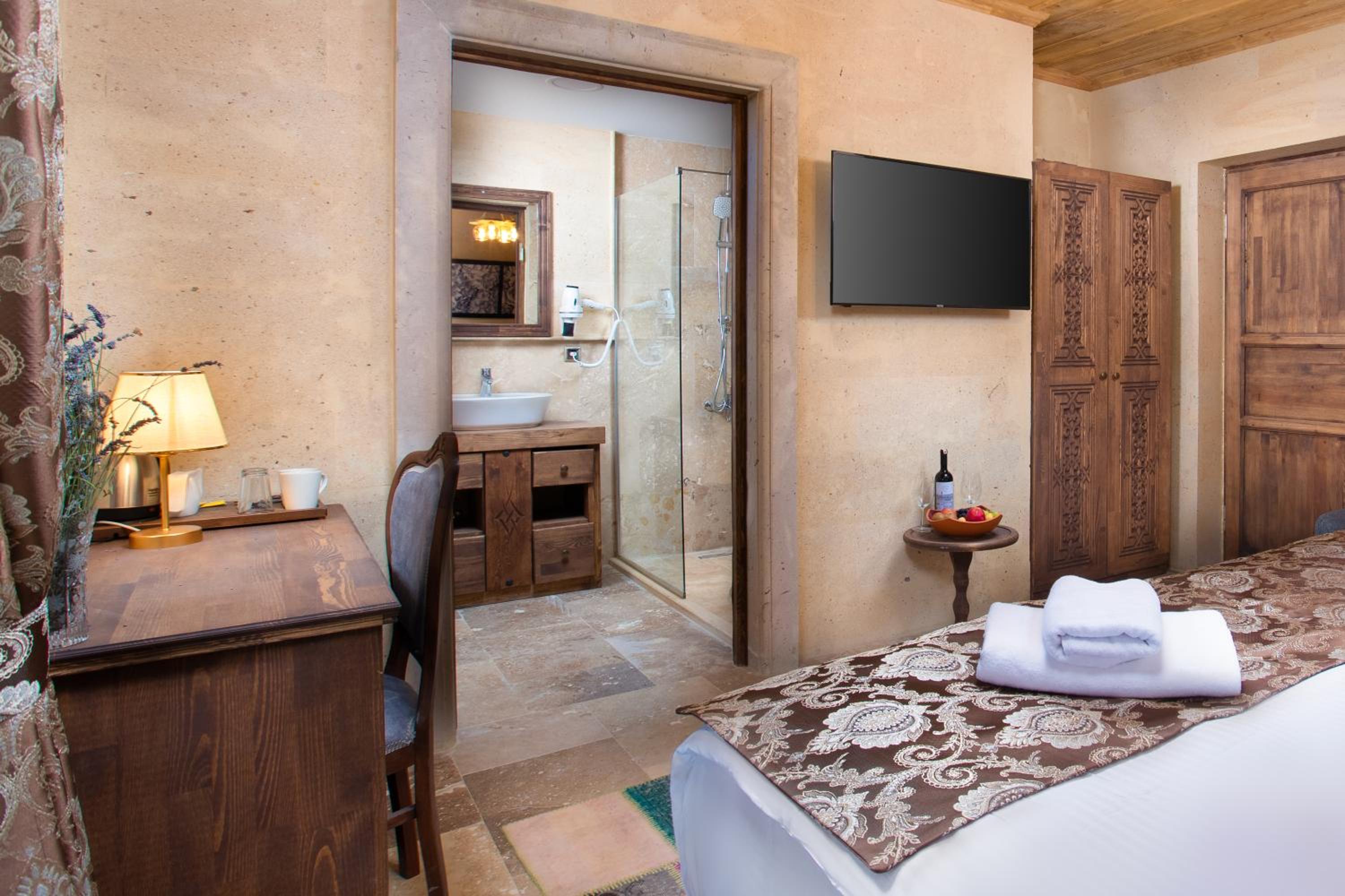 Deluxe Suite with Hot Tub - Photo 9