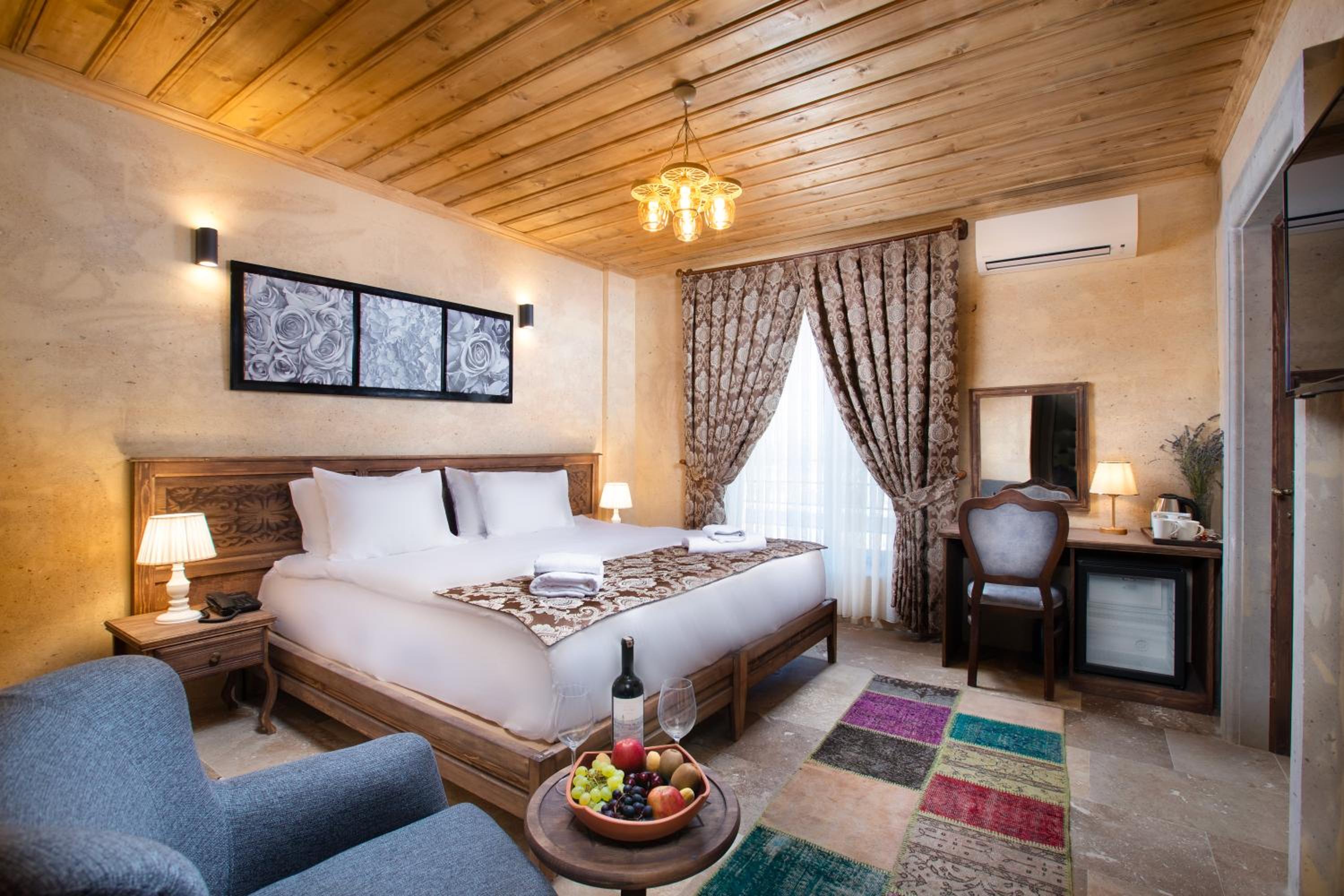 Deluxe Suite with Hot Tub - Photo 1