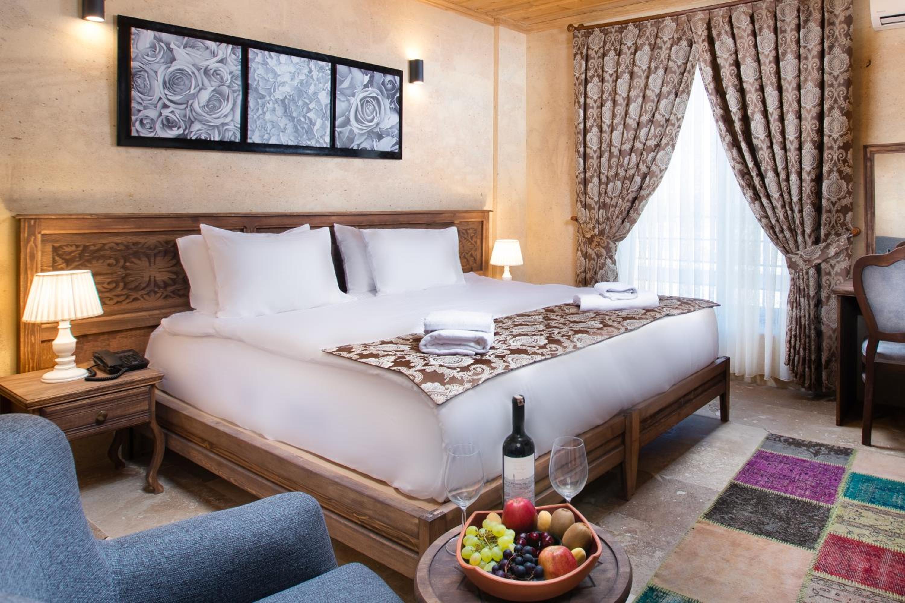 Deluxe Suite with Hot Tub - Photo 2
