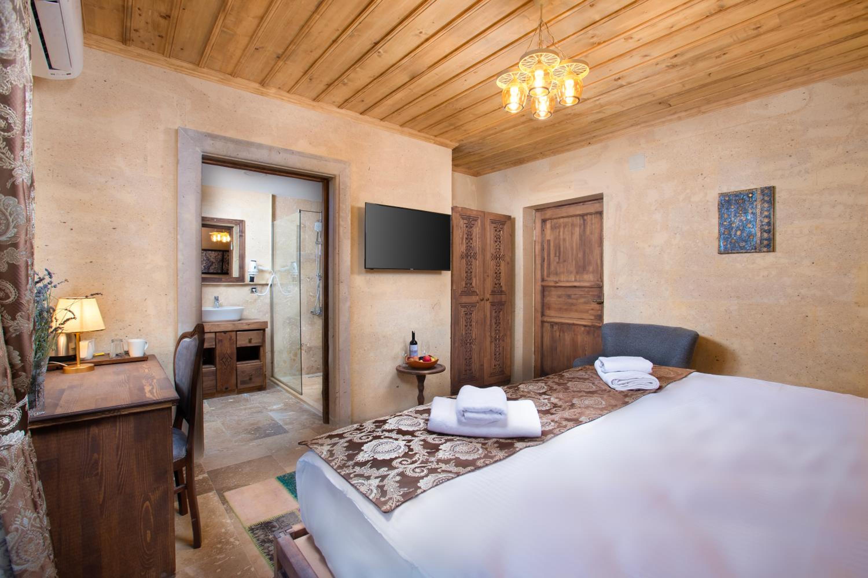 Deluxe Suite with Hot Tub - Photo 7