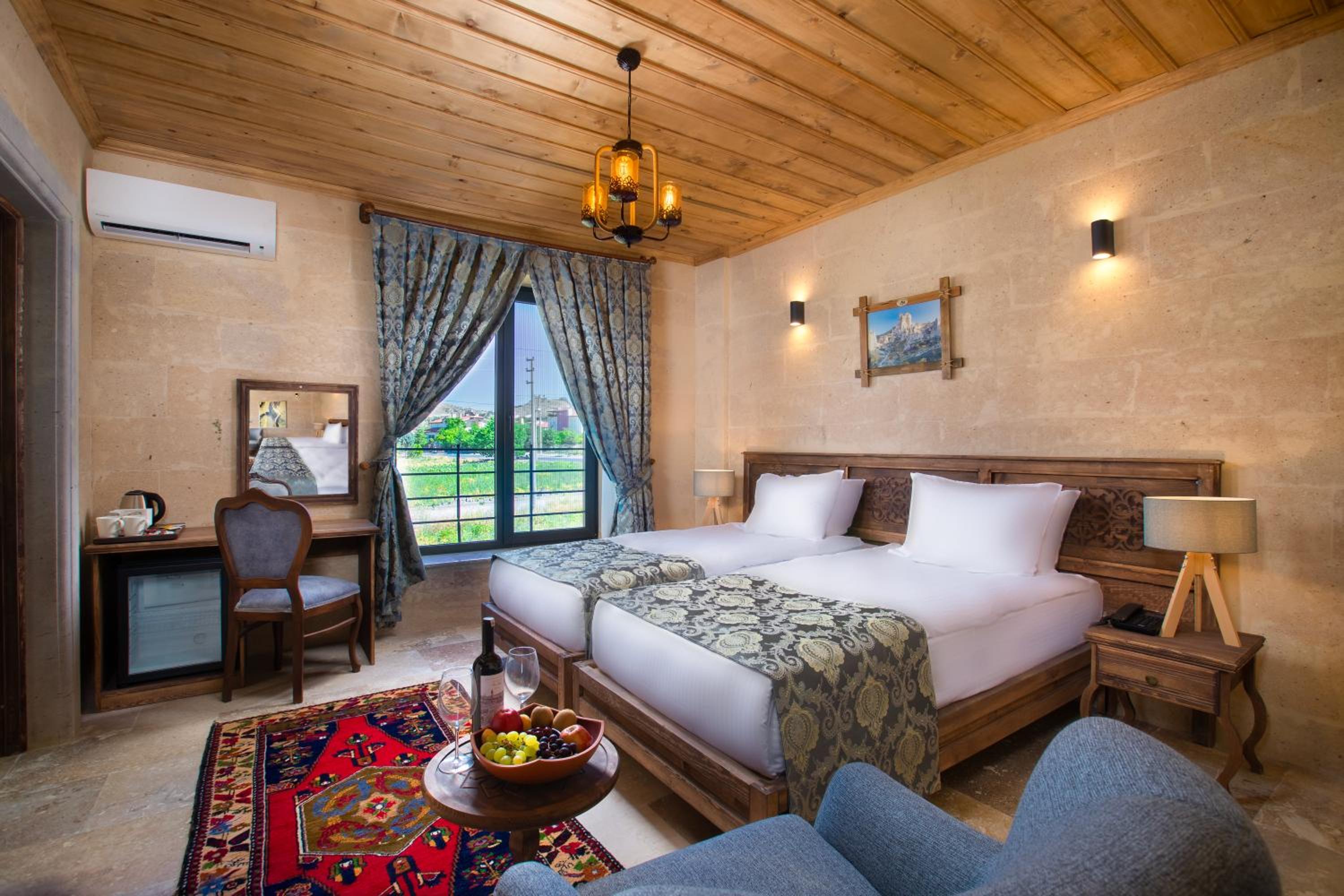 Deluxe Suite with Hot Tub - Photo 3