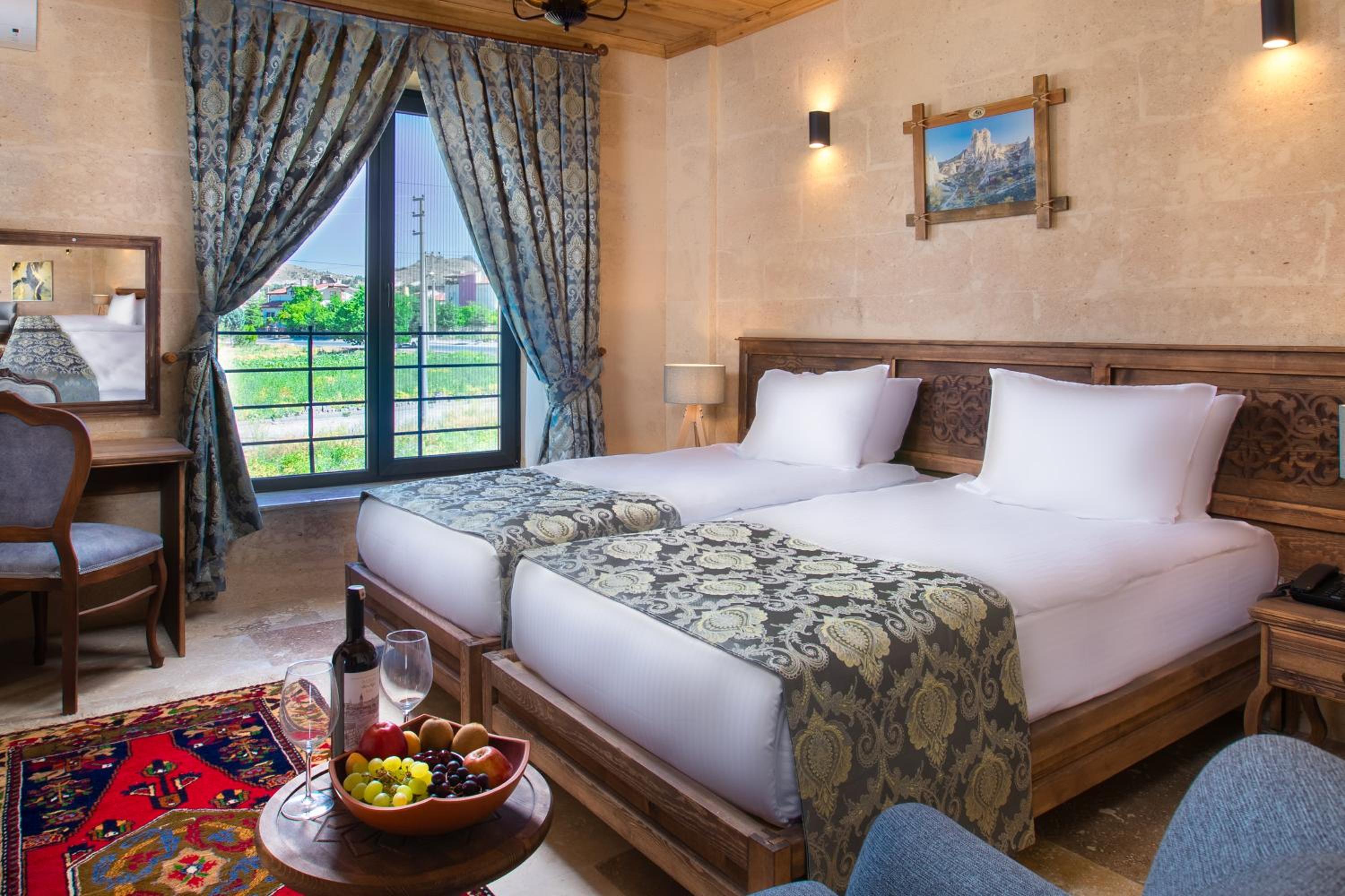 Deluxe Suite with Hot Tub - Photo 6