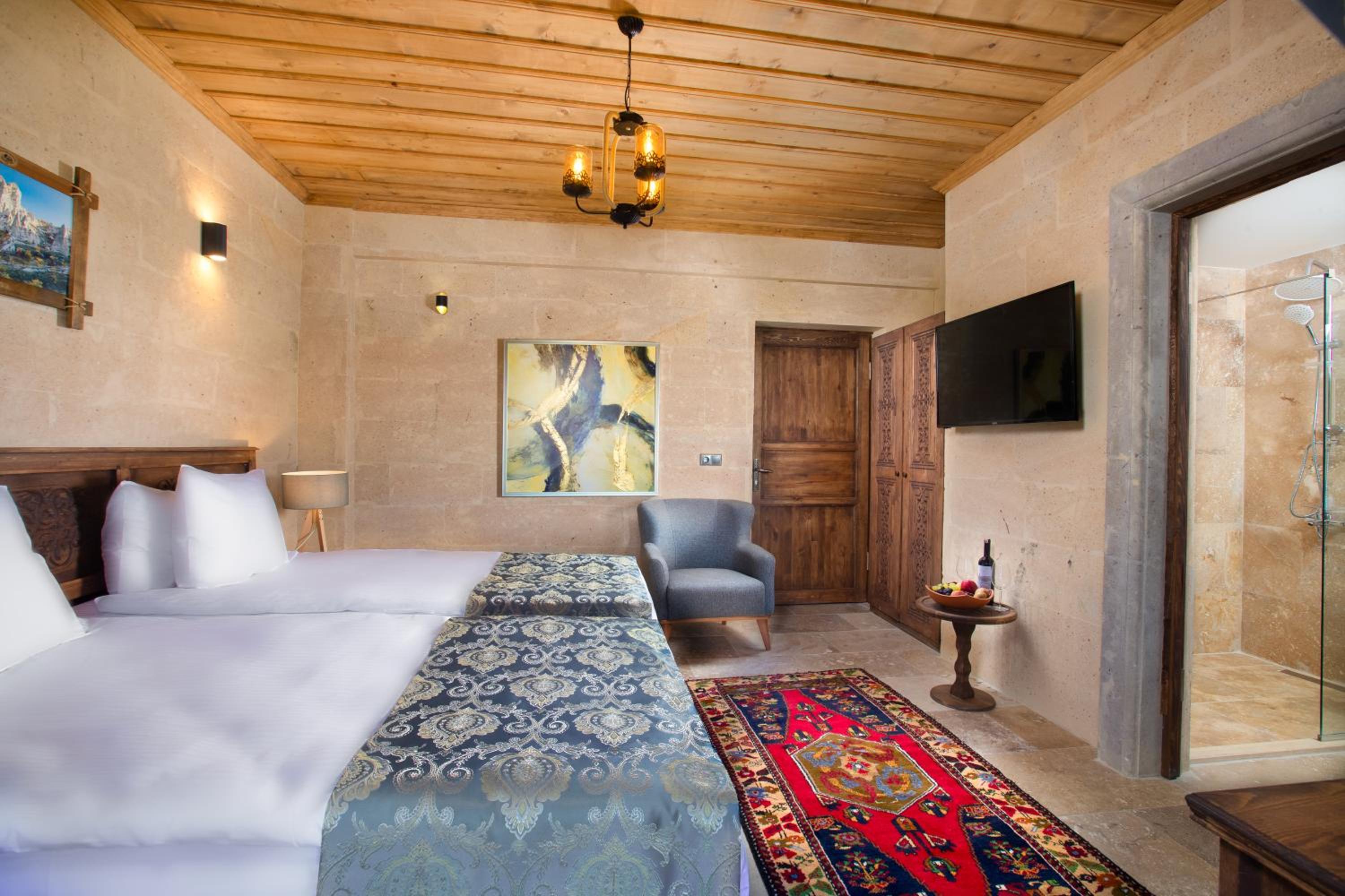 Deluxe Suite with Hot Tub - Photo 8
