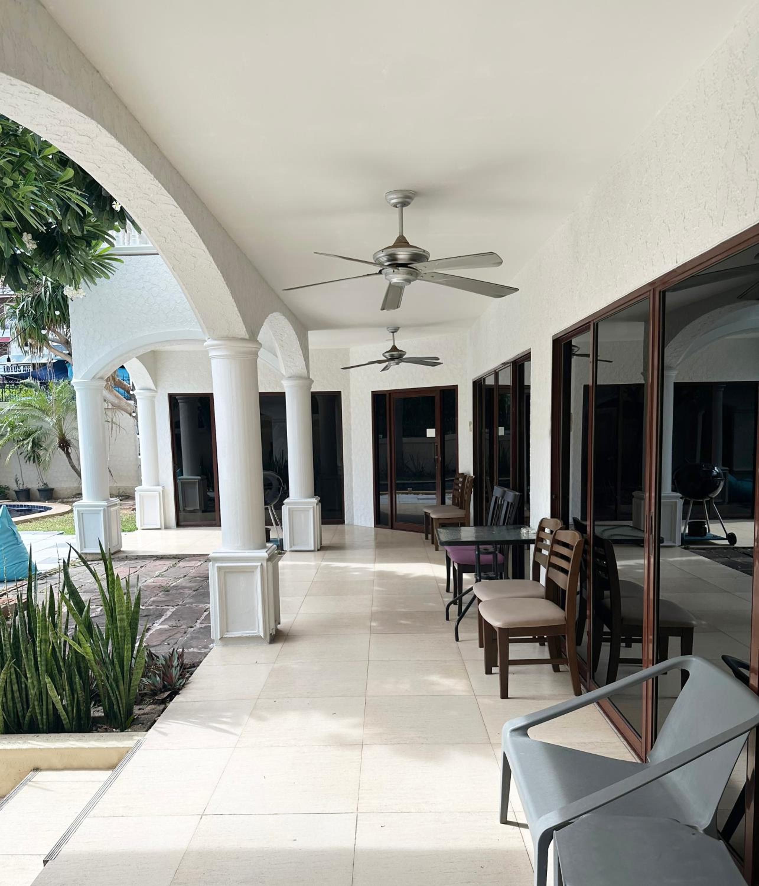 Three-Bedroom Villa - Photo 5