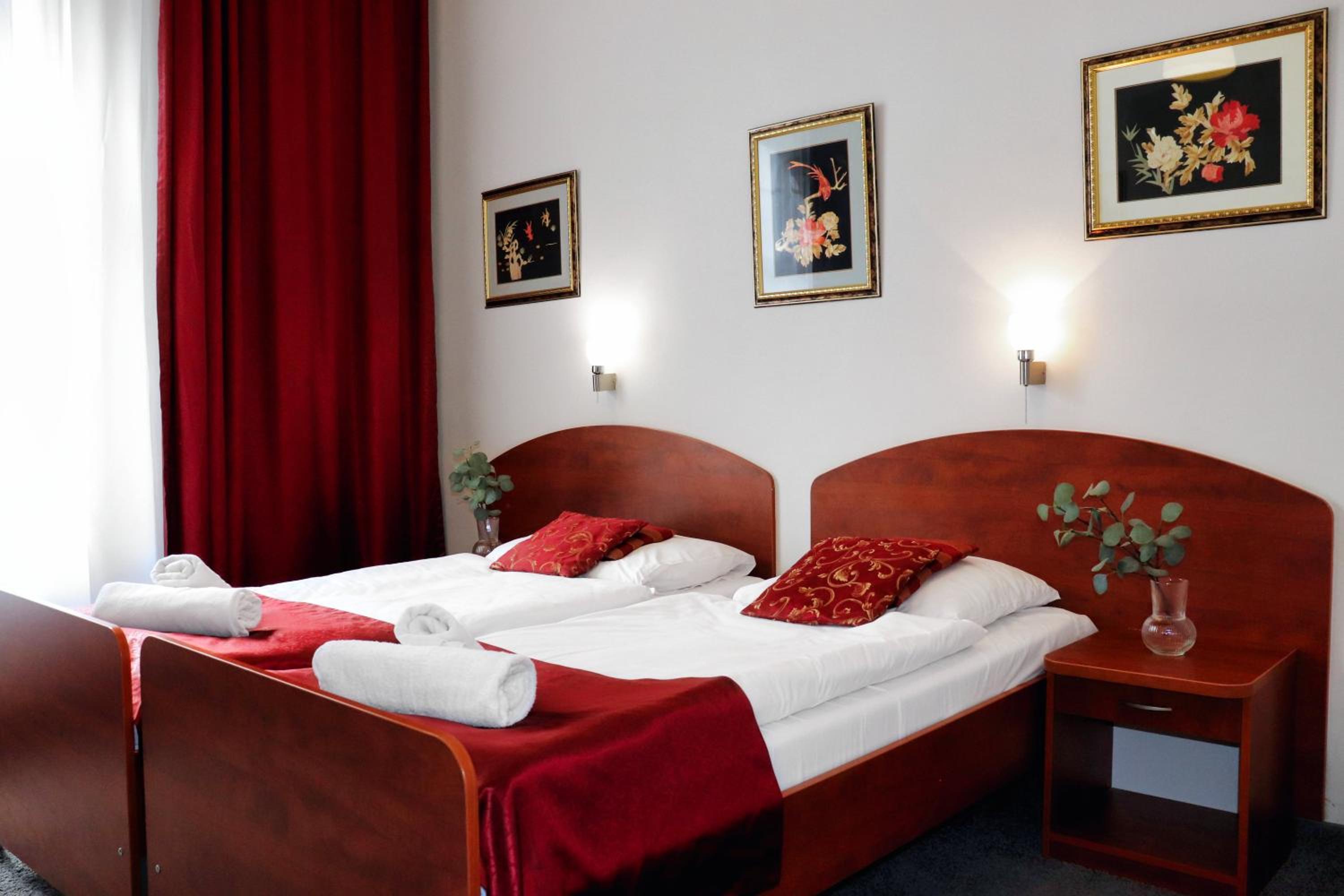 Twin Room - Photo 3