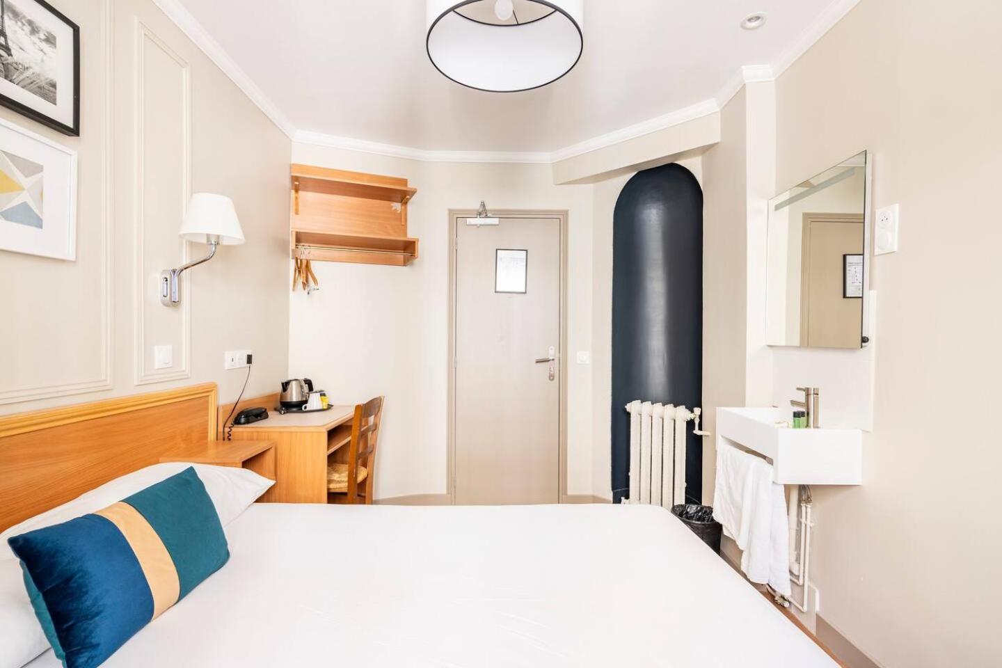 Double Room with Shared Bathroom photo 2