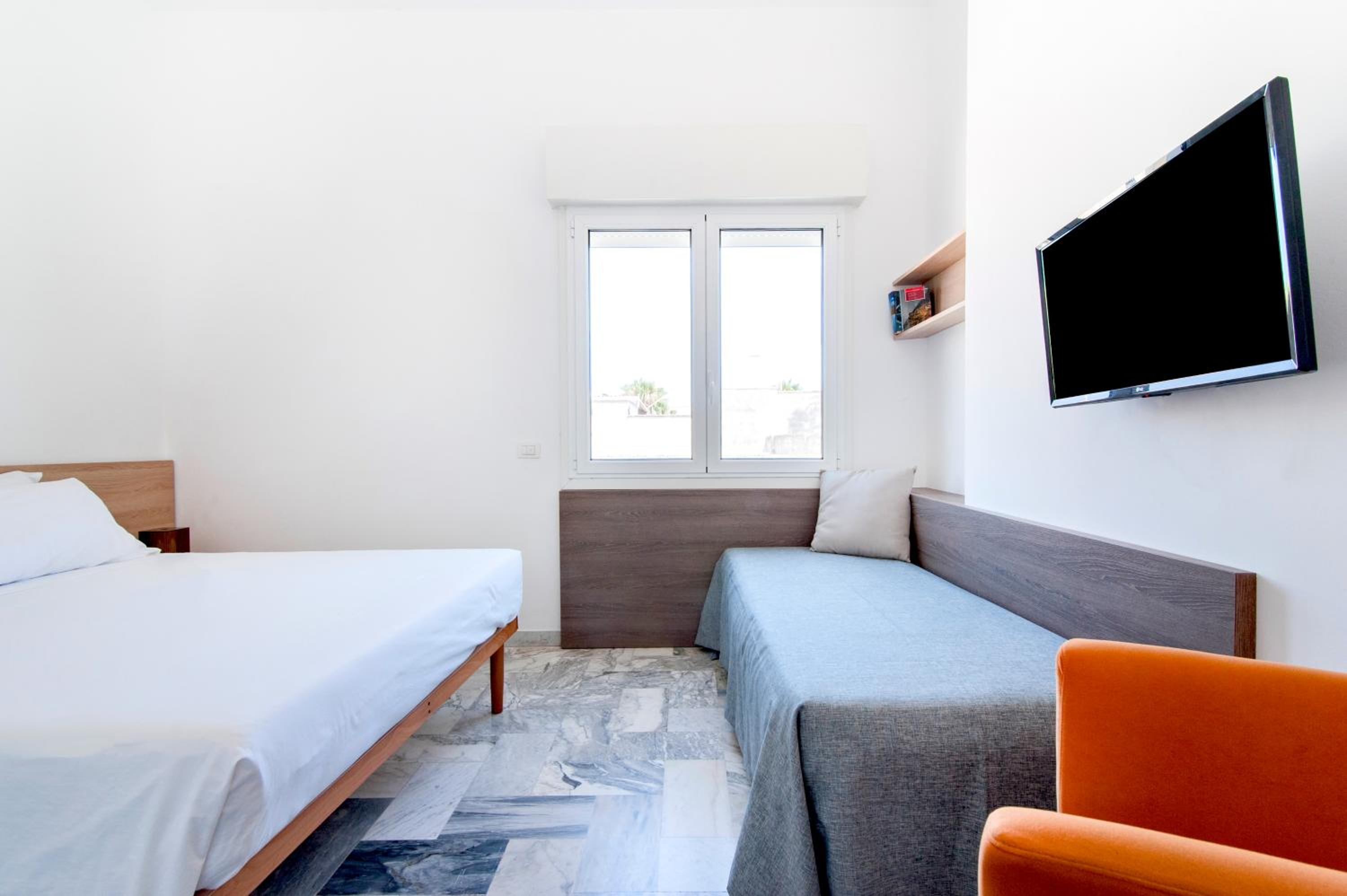 Double Room with Private Bathroom - Photo 2