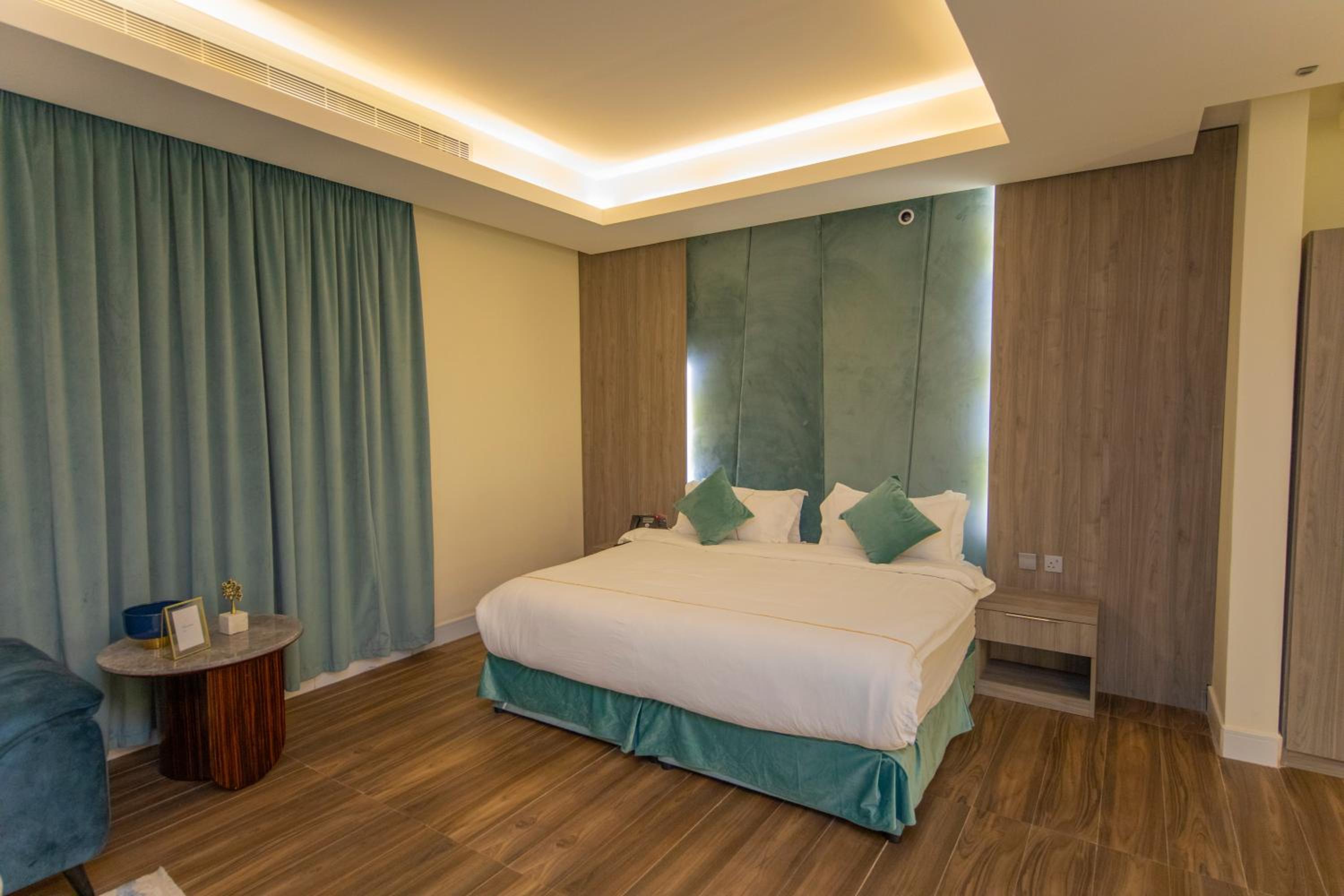 Standard King Room photo 2