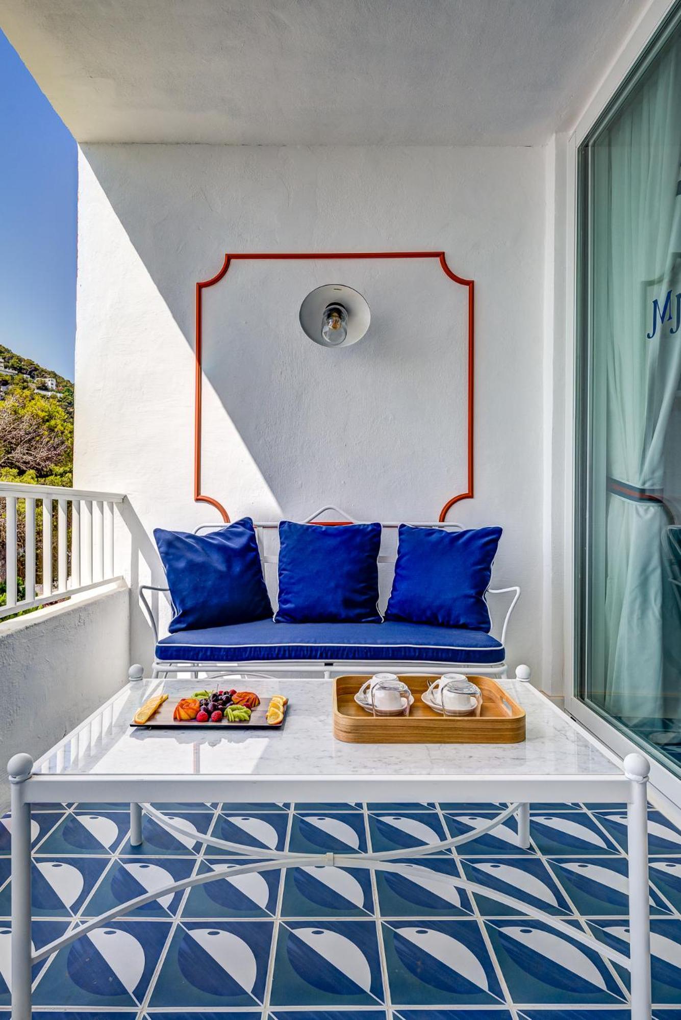 Deluxe with Balcony - Photo 10