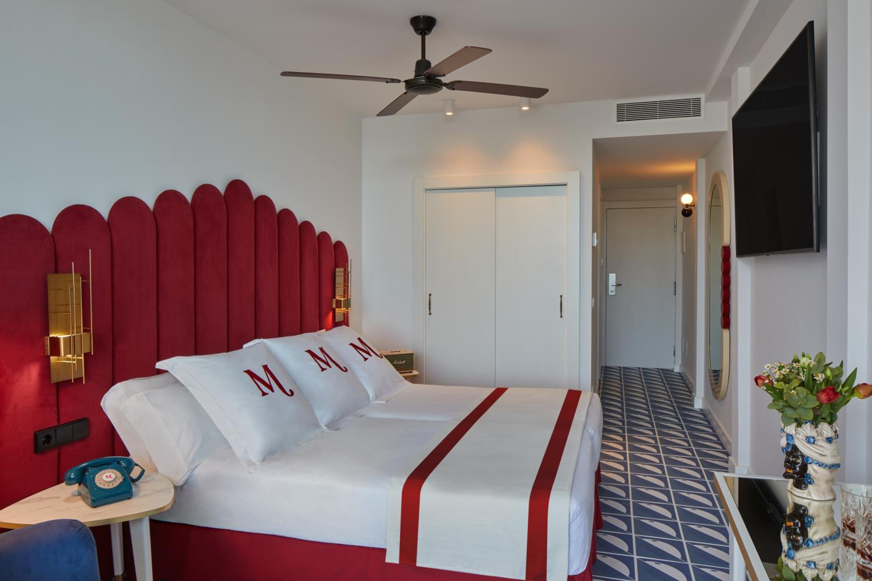 Deluxe with Balcony - Photo 6