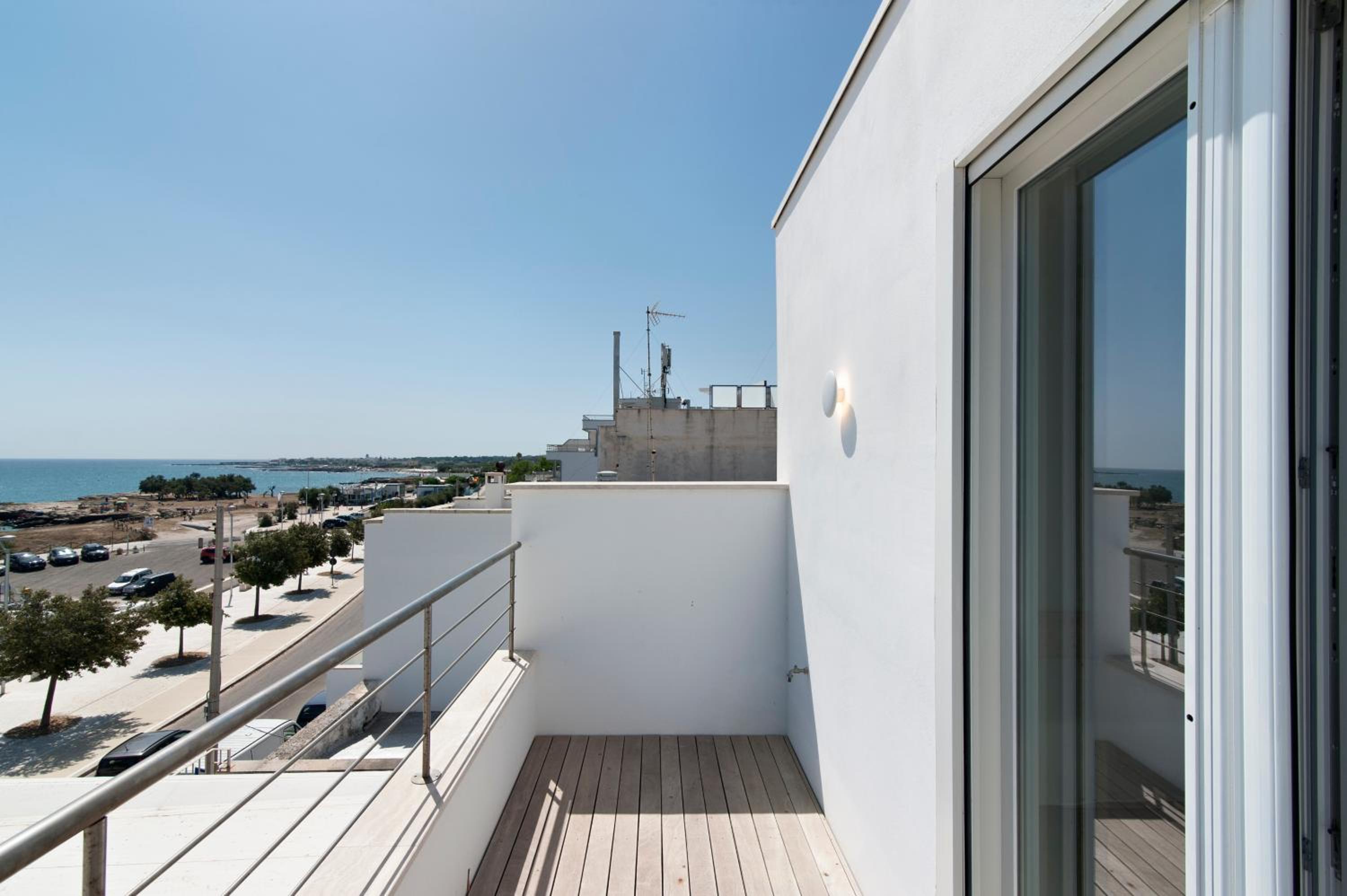 Deluxe Triple Room with Sea View - Photo 12