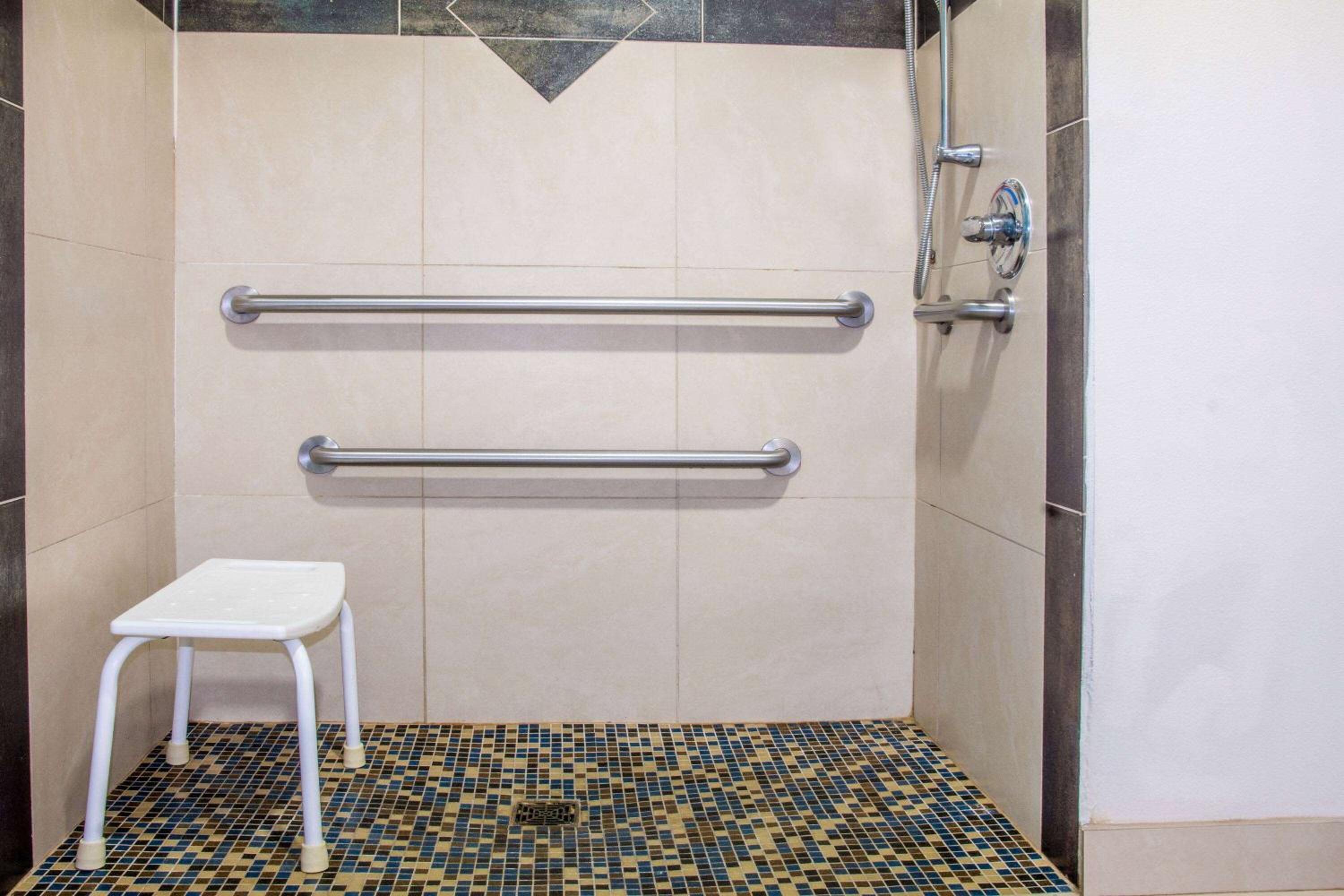 2 Double Beds, Mobility/Hearing Accessible Suite, Roll-In Shower, Non-Smoking - Photo 8
