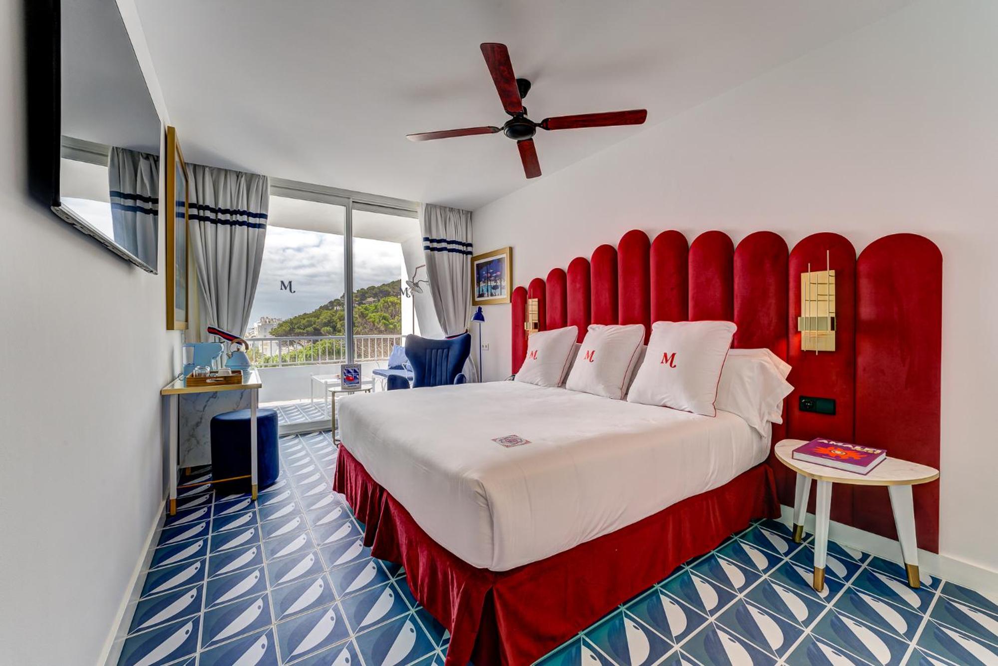 Deluxe with Balcony - Photo 5