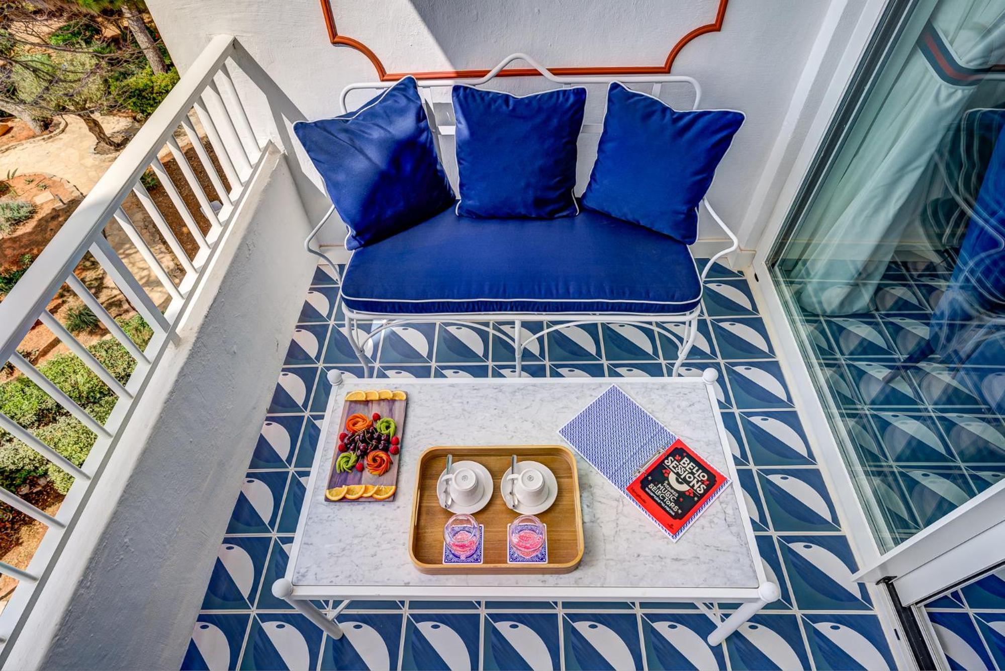 Deluxe with Balcony - Photo 11