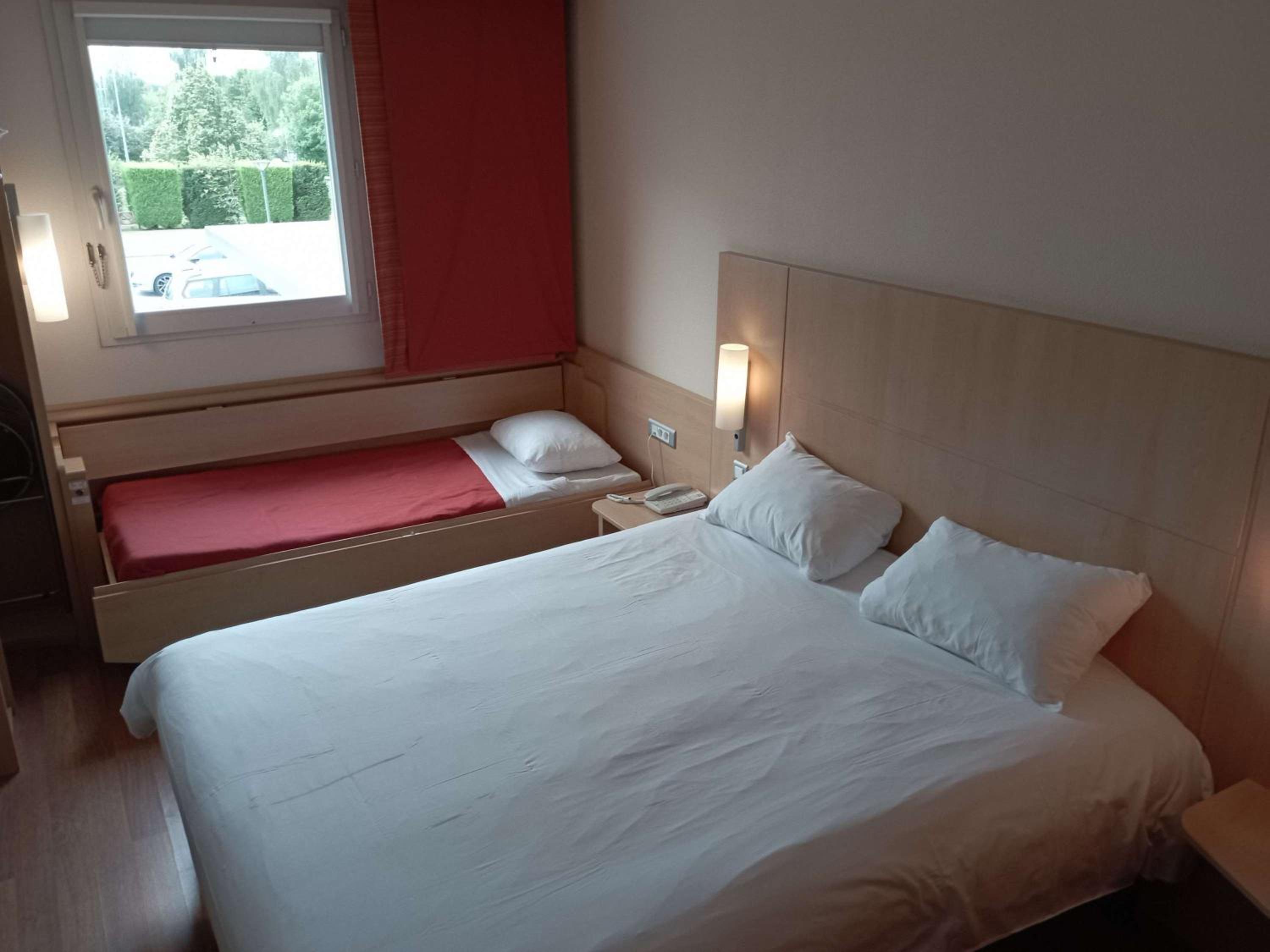 Triple Room with One Double Bed and One Single Bed - Photo 1