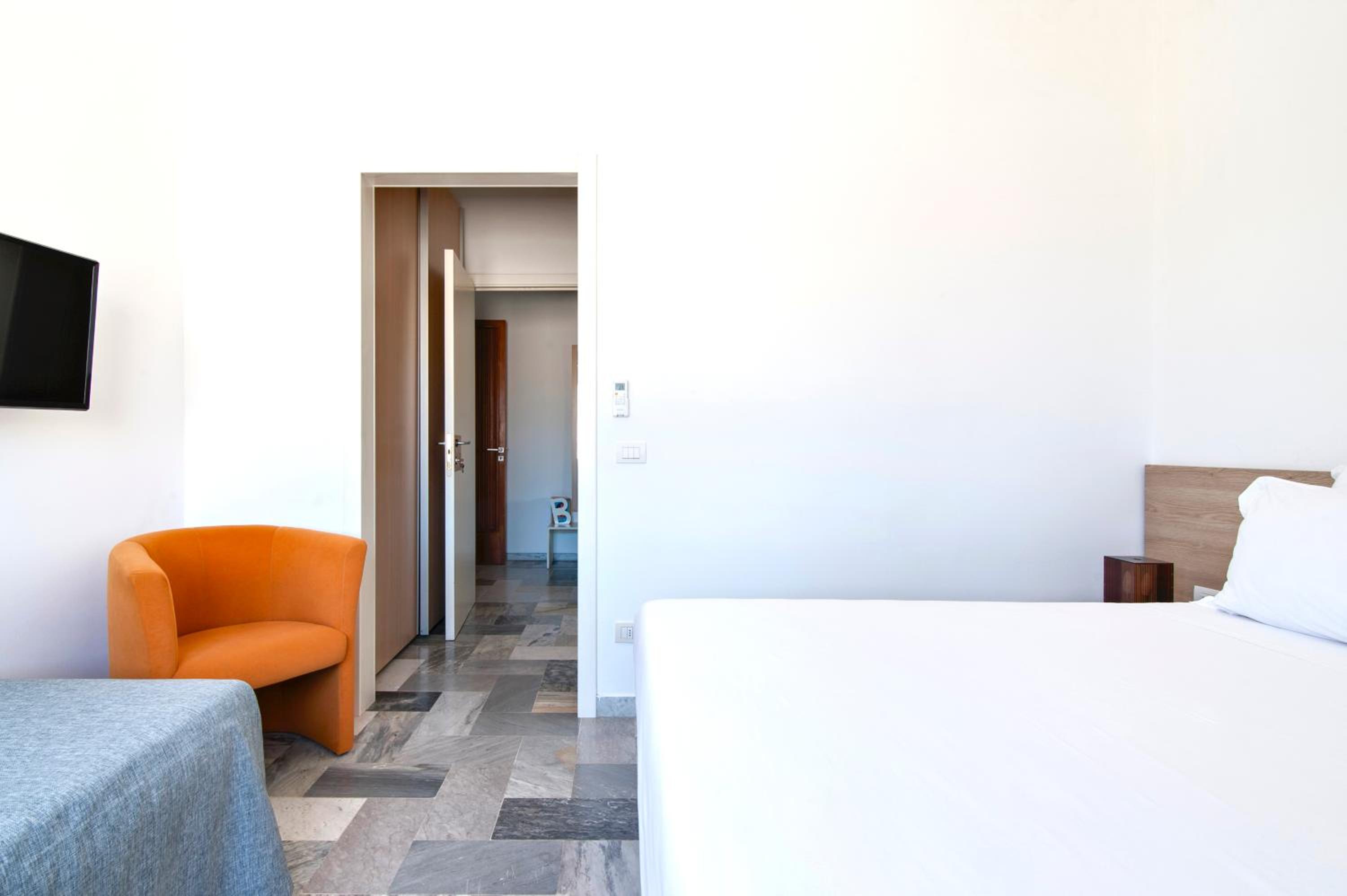 Double Room with Private Bathroom - Photo 3