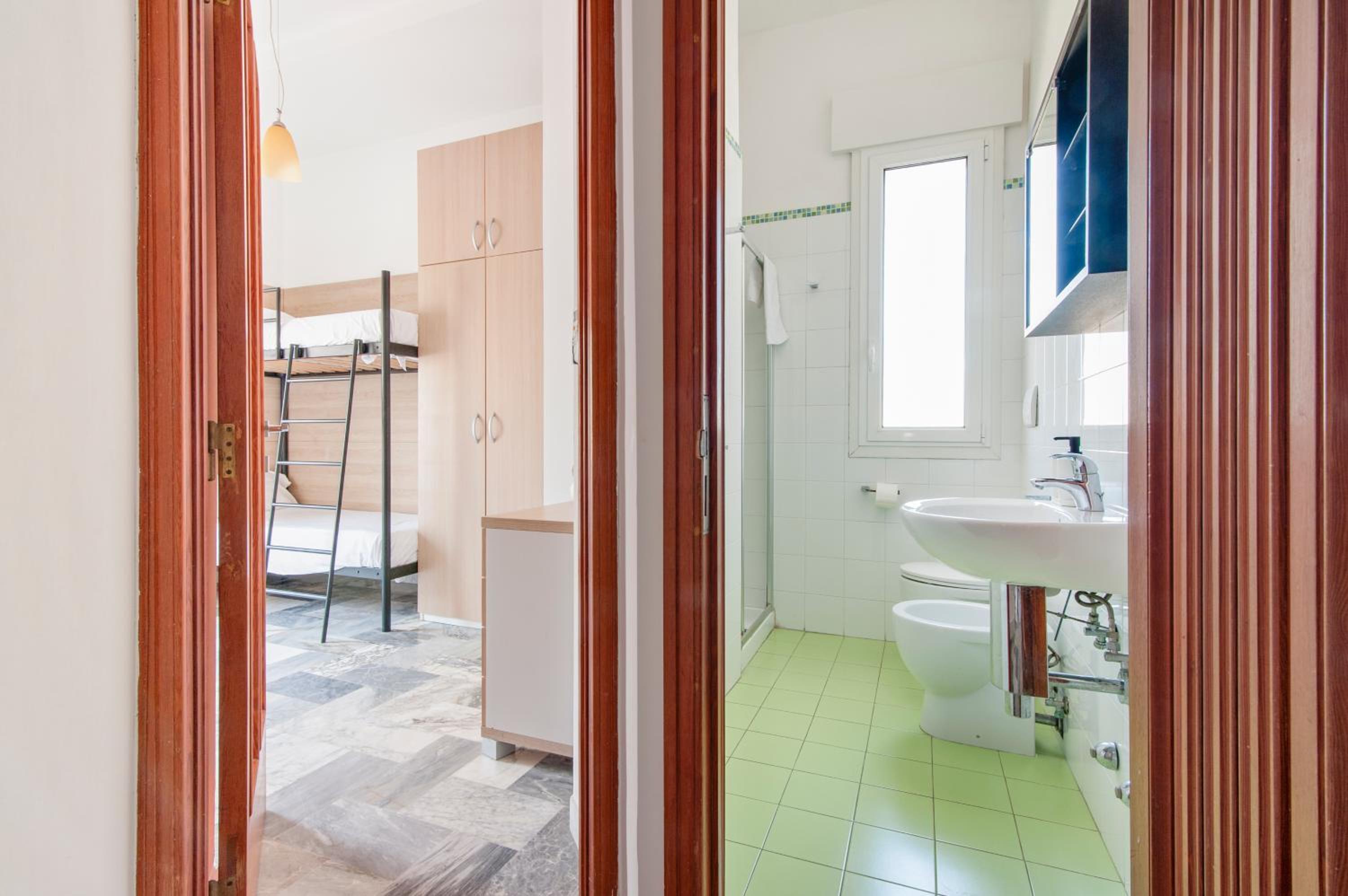 Family Room with Private Bathroom - Photo 3
