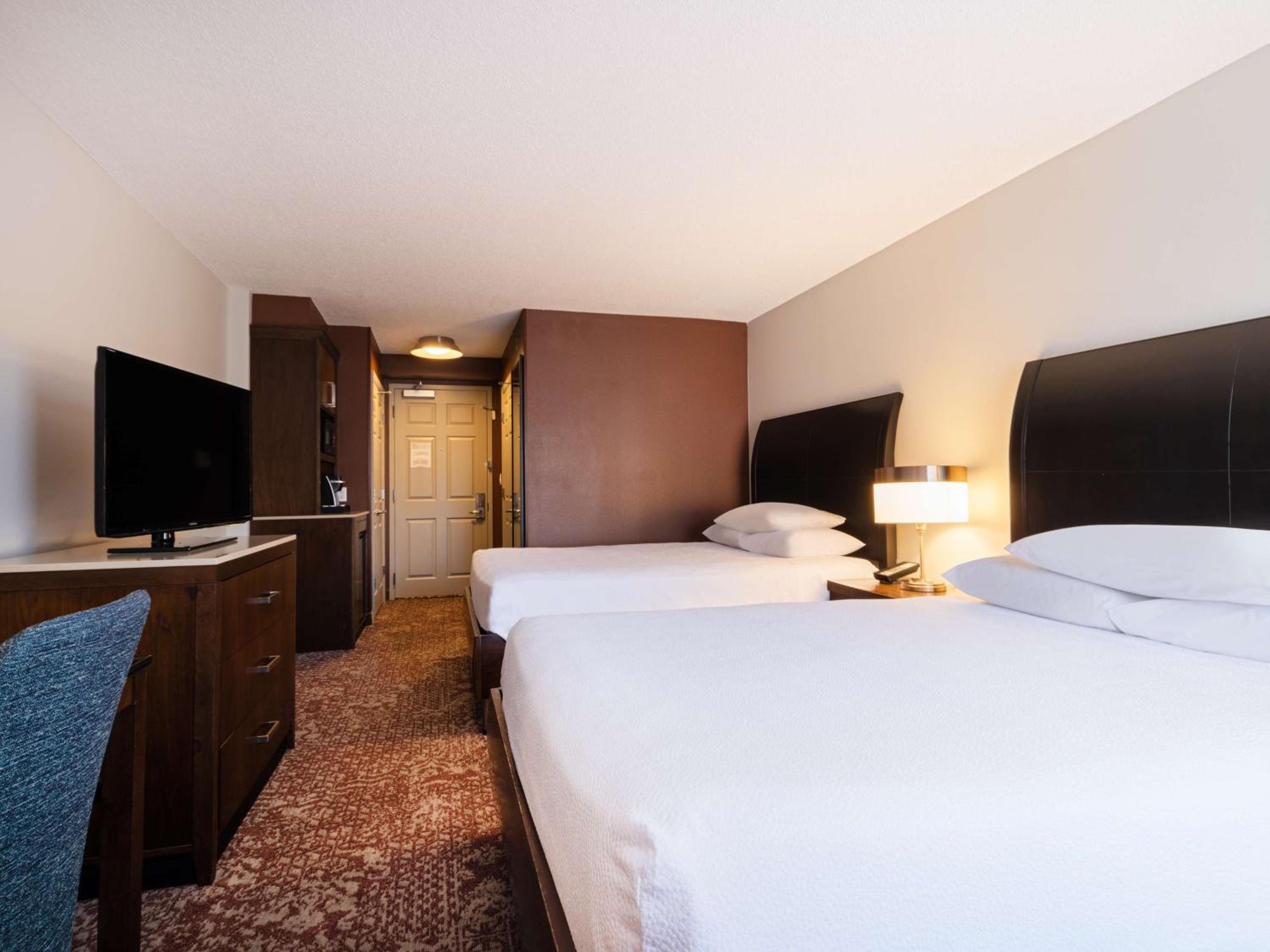 Queen Room with Two Queen Beds - Photo 2