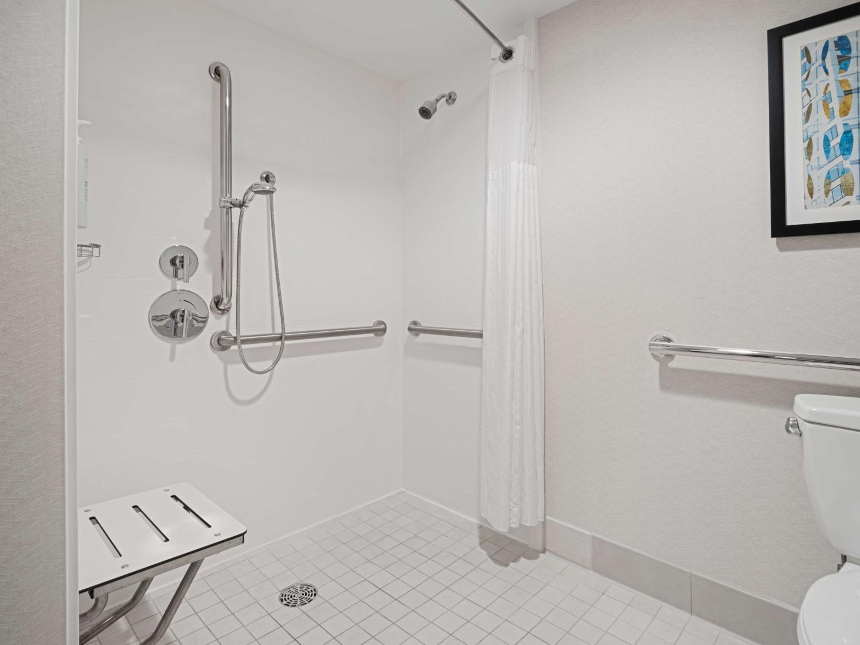 King Room with Roll-In Shower - Mobility Access - Photo 2