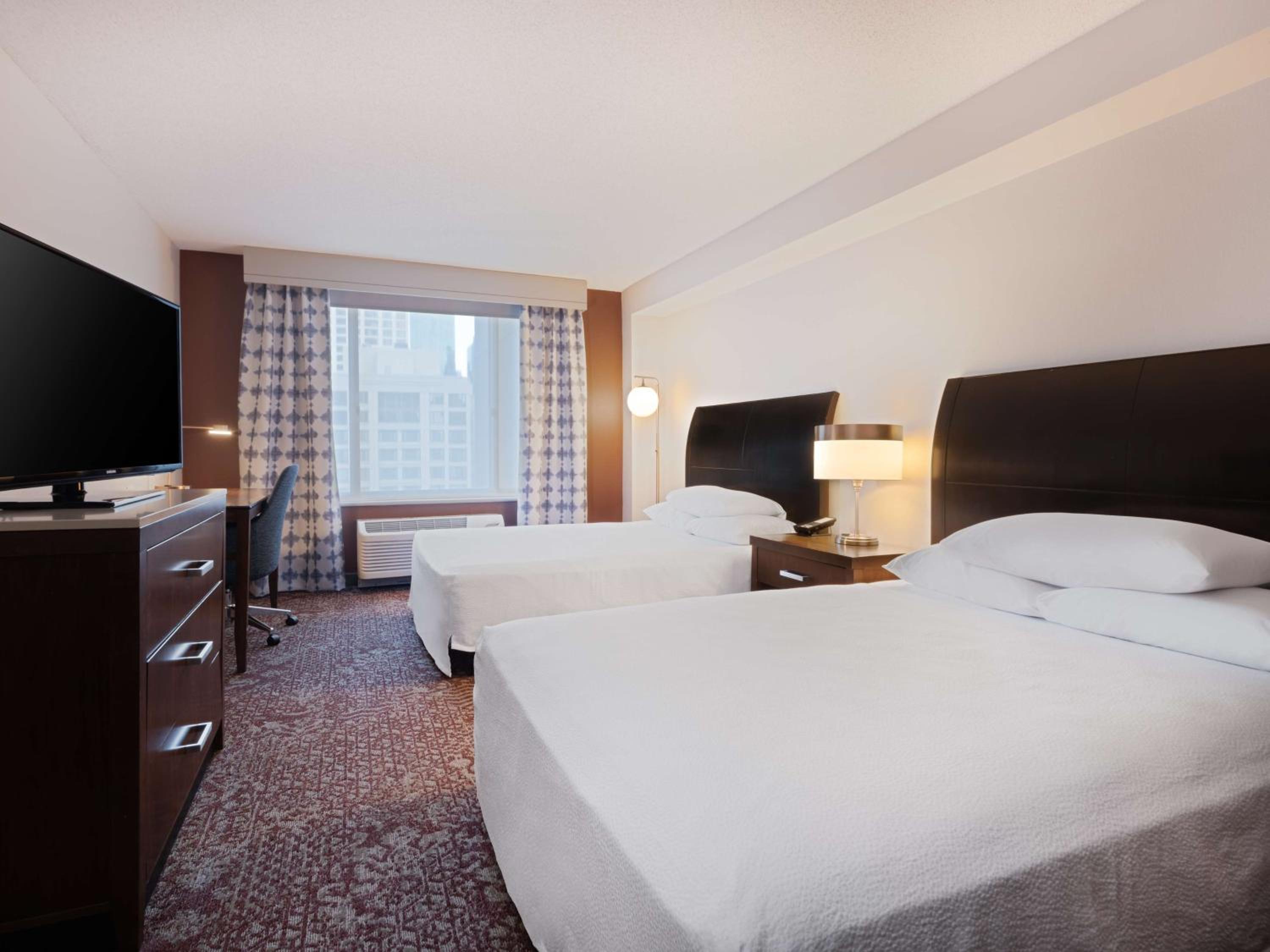Double Room with Two Double Beds - Mobility Access - Photo 3