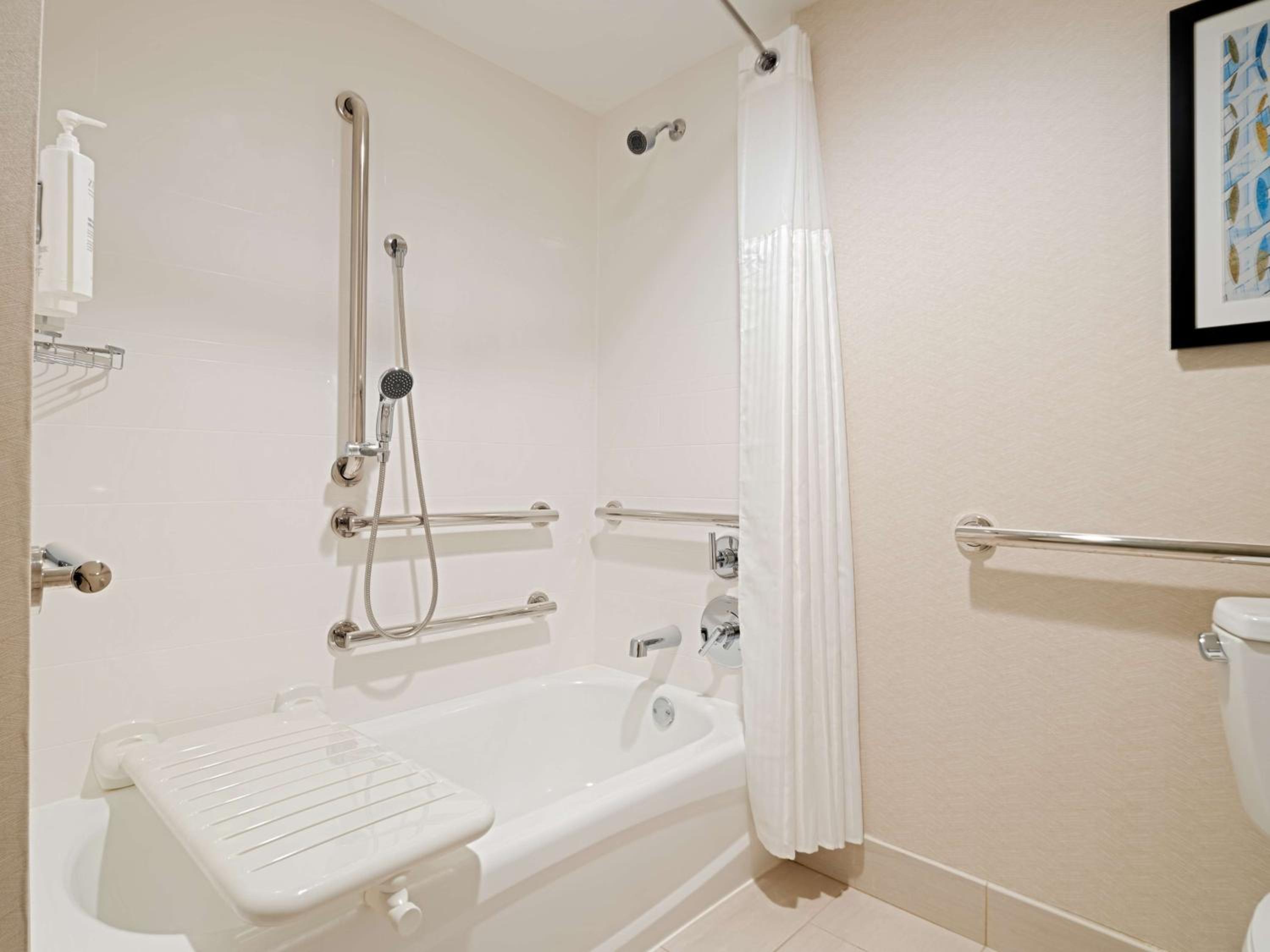 King Room with Accessible Tub - Mobility Access - Photo 4