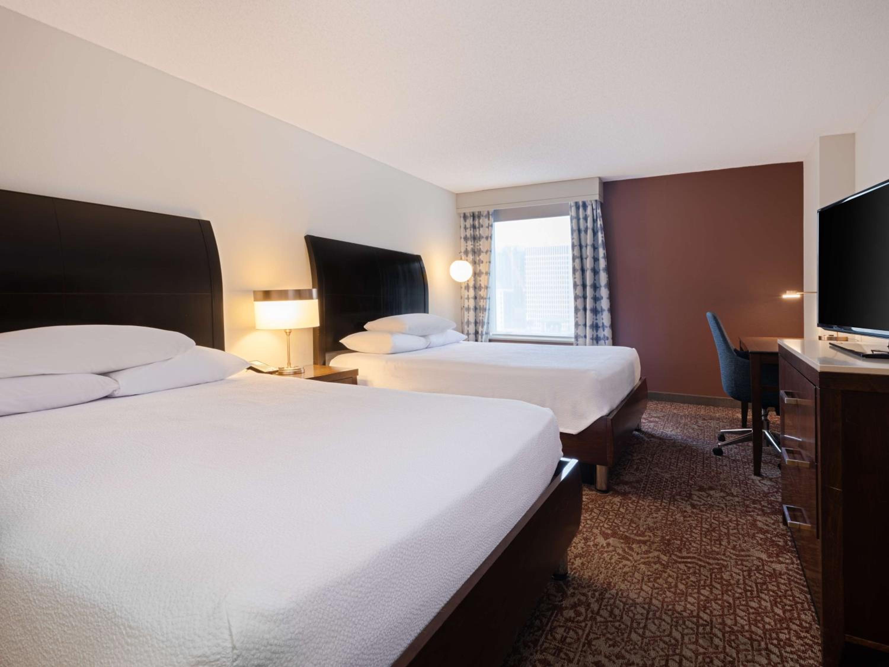 Queen Room with Two Queen Beds - Photo 4