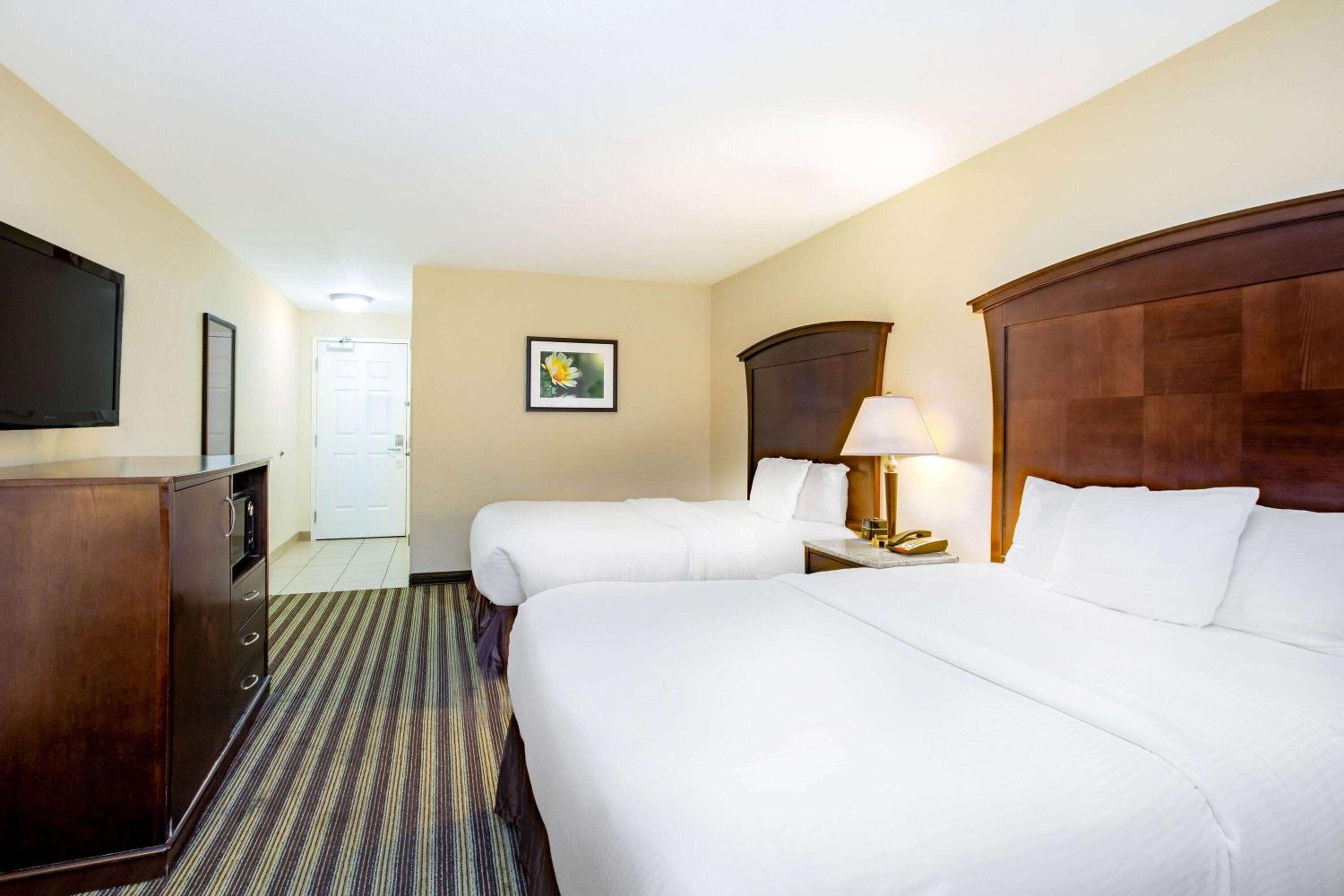 Queen Room with Two Queen Beds - Photo 2