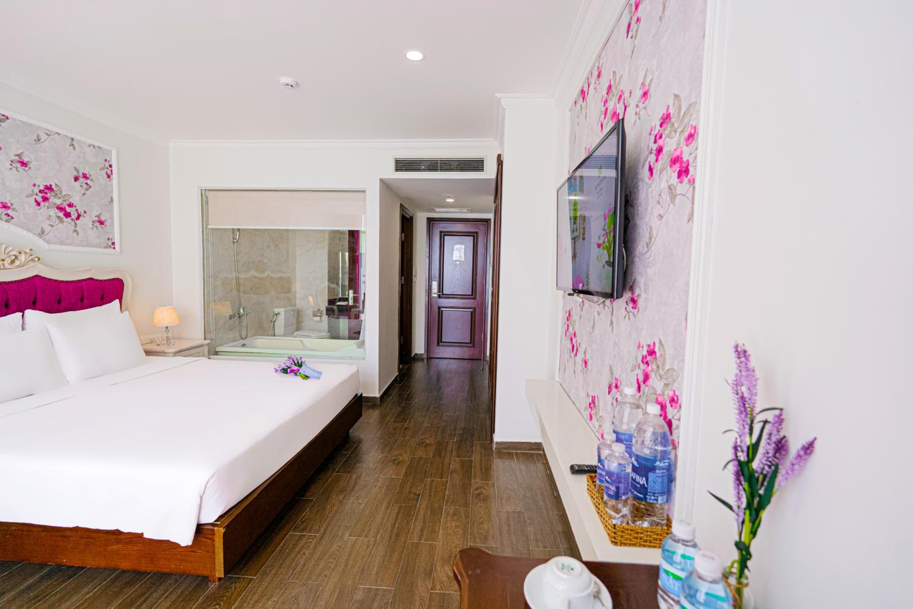 Queen Room with Balcony photo 3