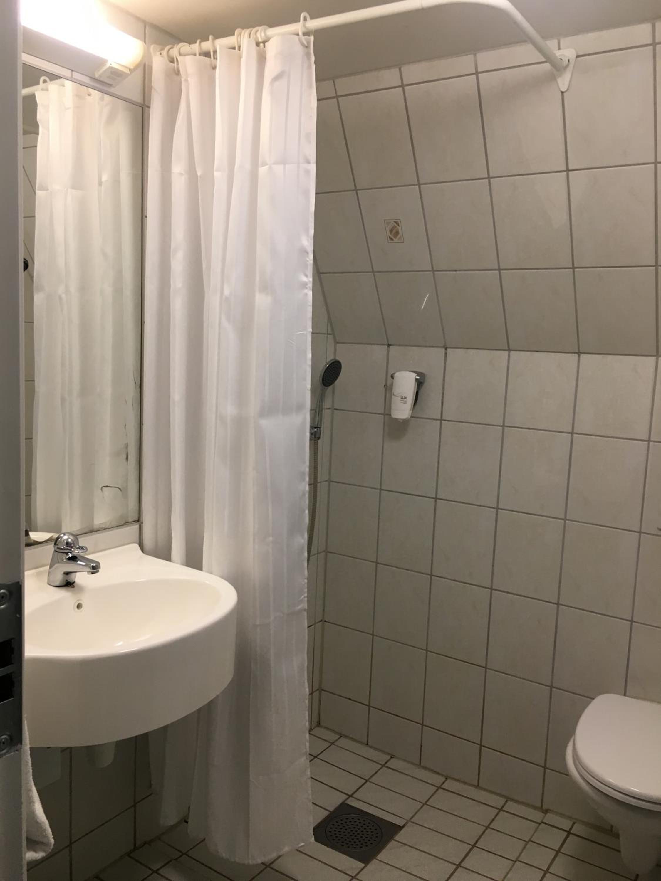 Standard Queen Room - Photo 7